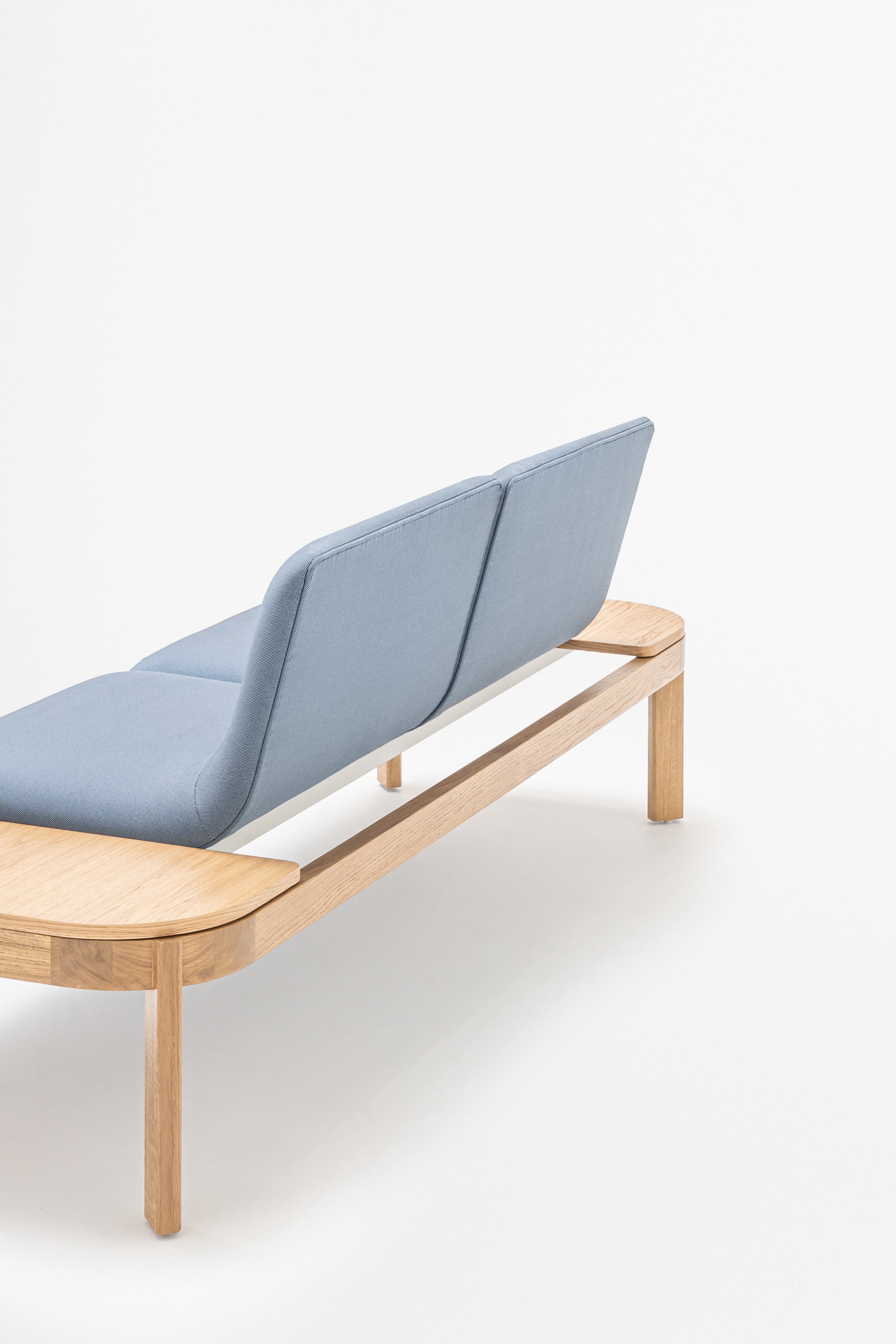 Čalúnená lavička s opierkou RAMP, drevená základňa