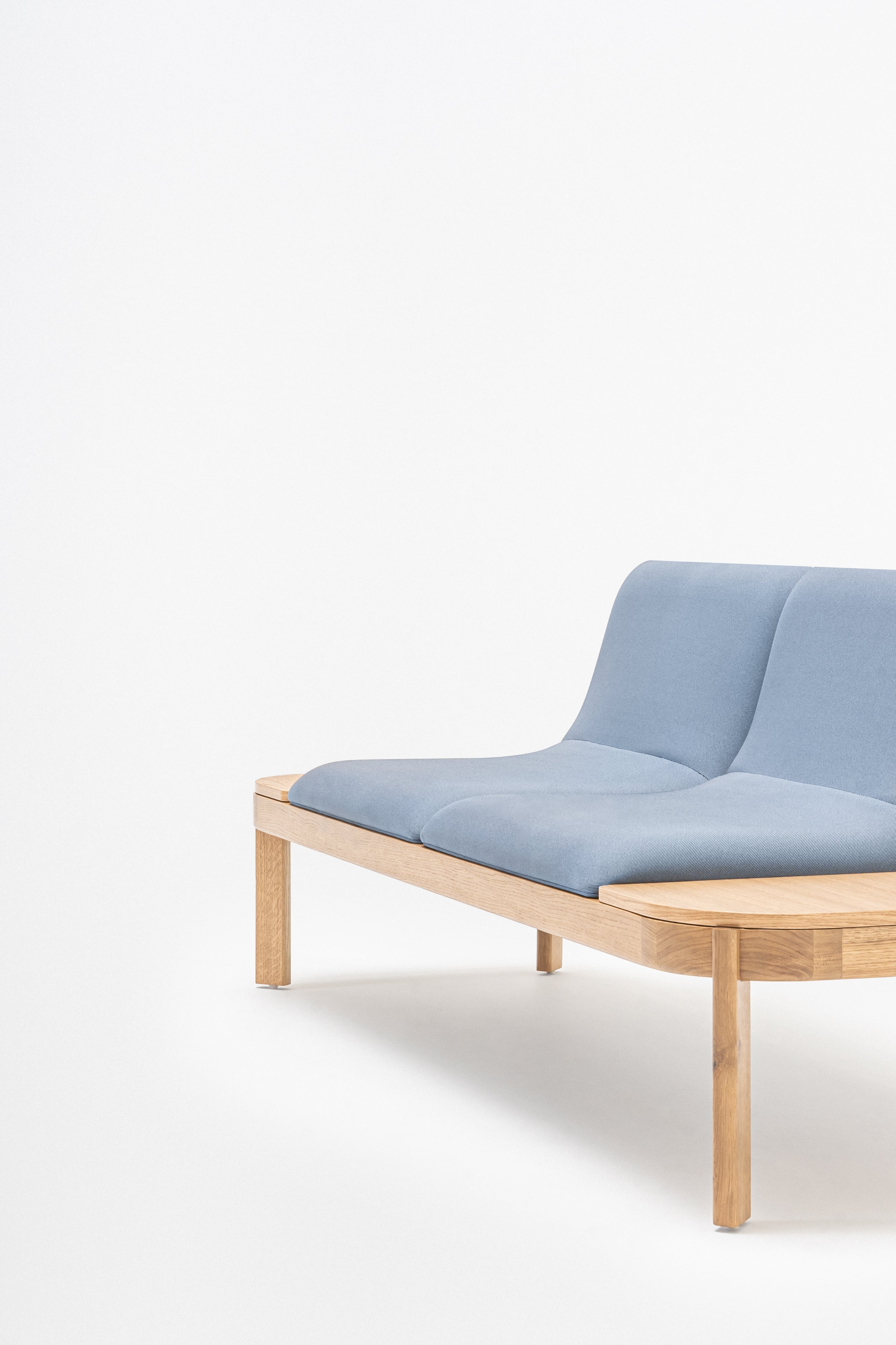 Čalúnená lavička s opierkou RAMP, drevená základňa