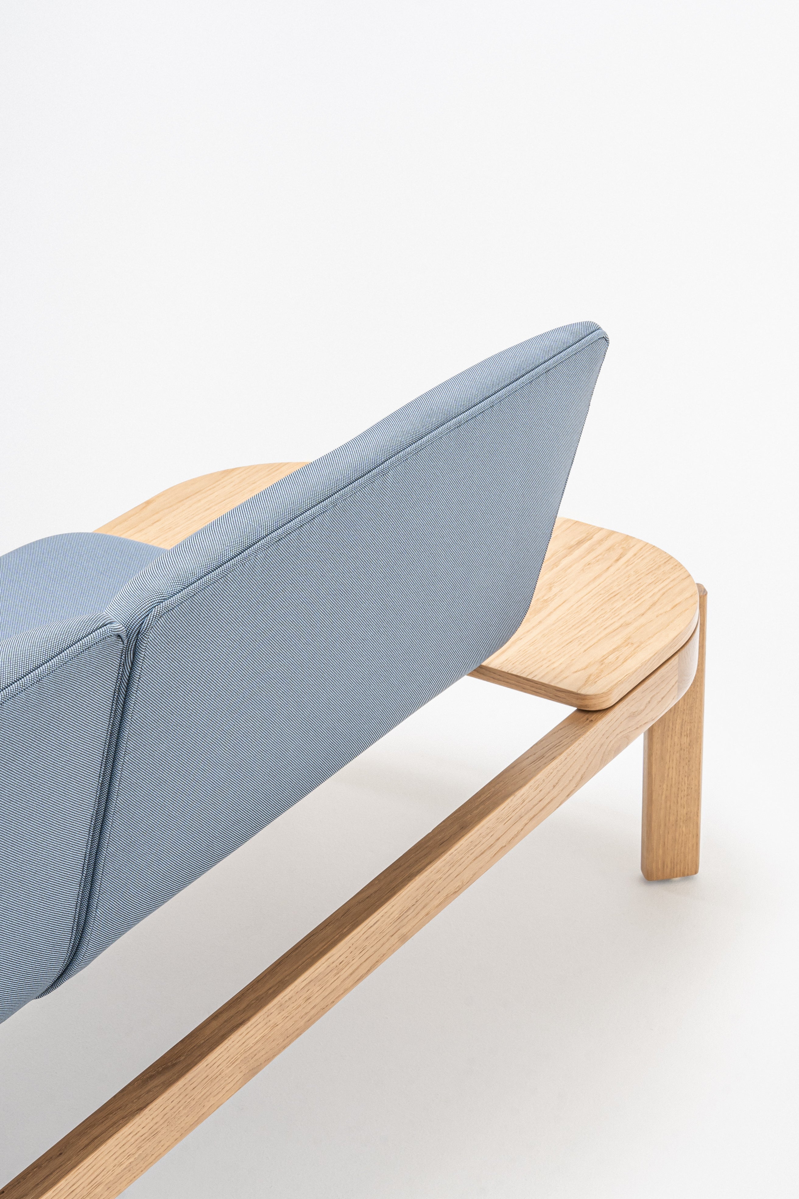 Čalúnená lavička s opierkou RAMP, drevená základňa