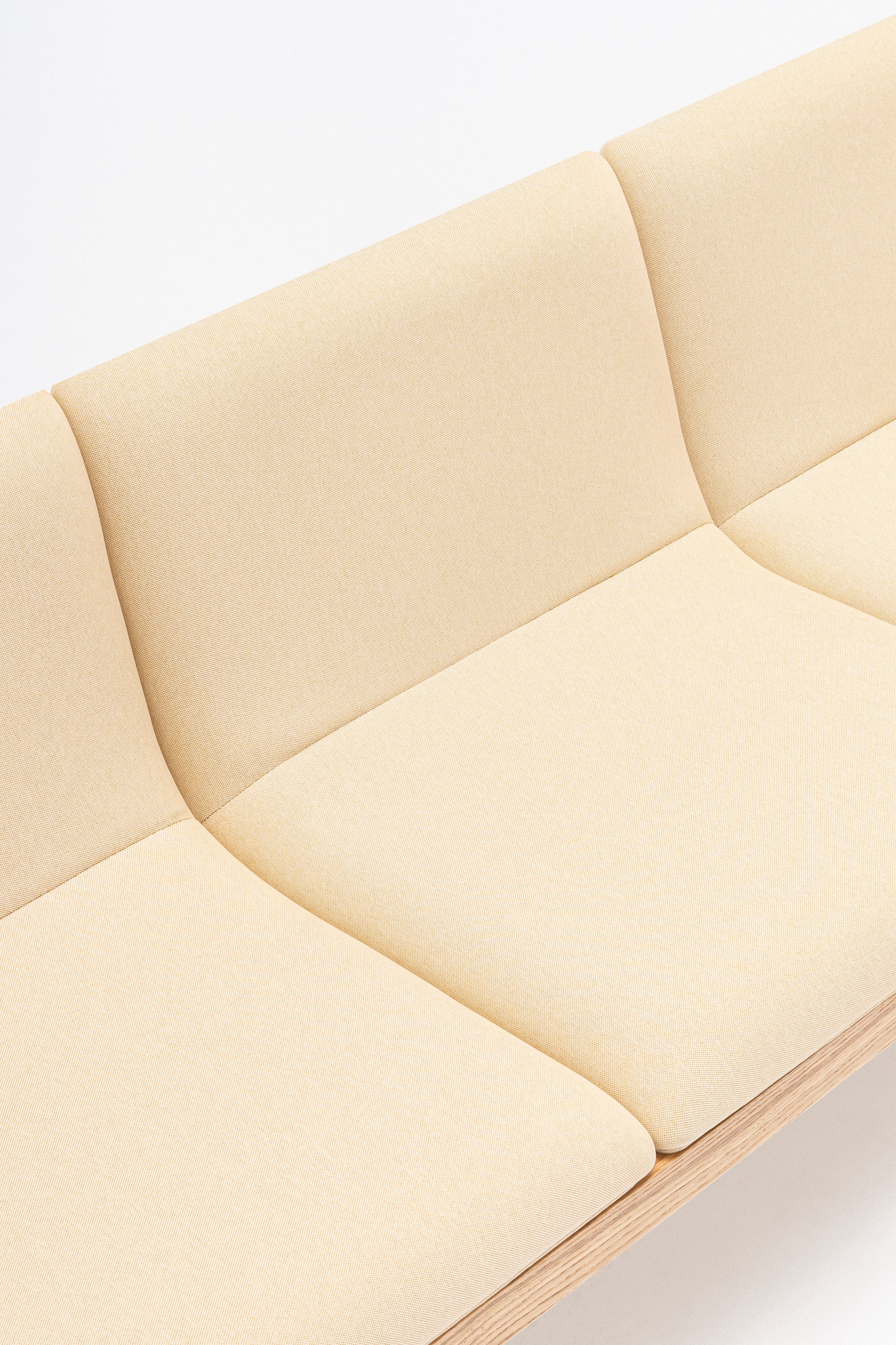 Čalúnená lavička s opierkou RAMP, drevená základňa