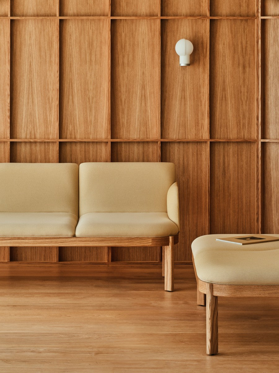 Čalúnená lavička s opierkou RAMP, drevená základňa