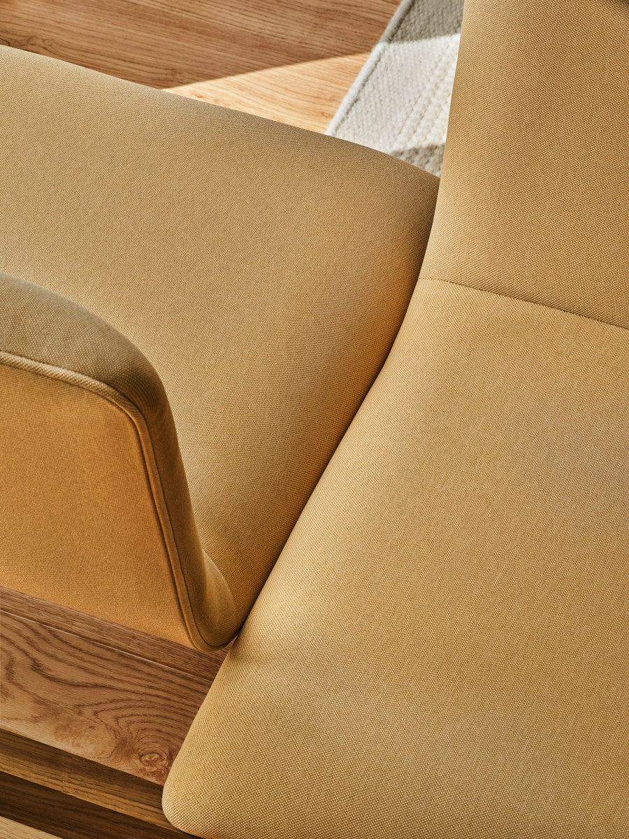 Čalúnená lavička s opierkou RAMP, drevená základňa