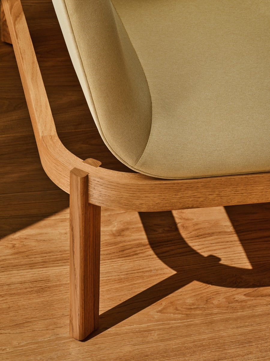 Čalúnená lavička s opierkou RAMP, drevená základňa