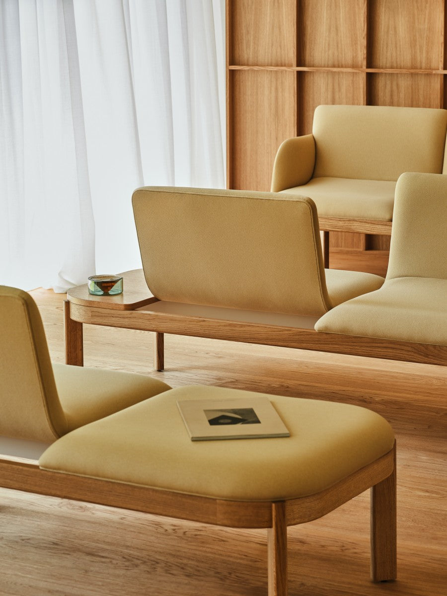 Čalúnená lavička s opierkou RAMP, drevená základňa