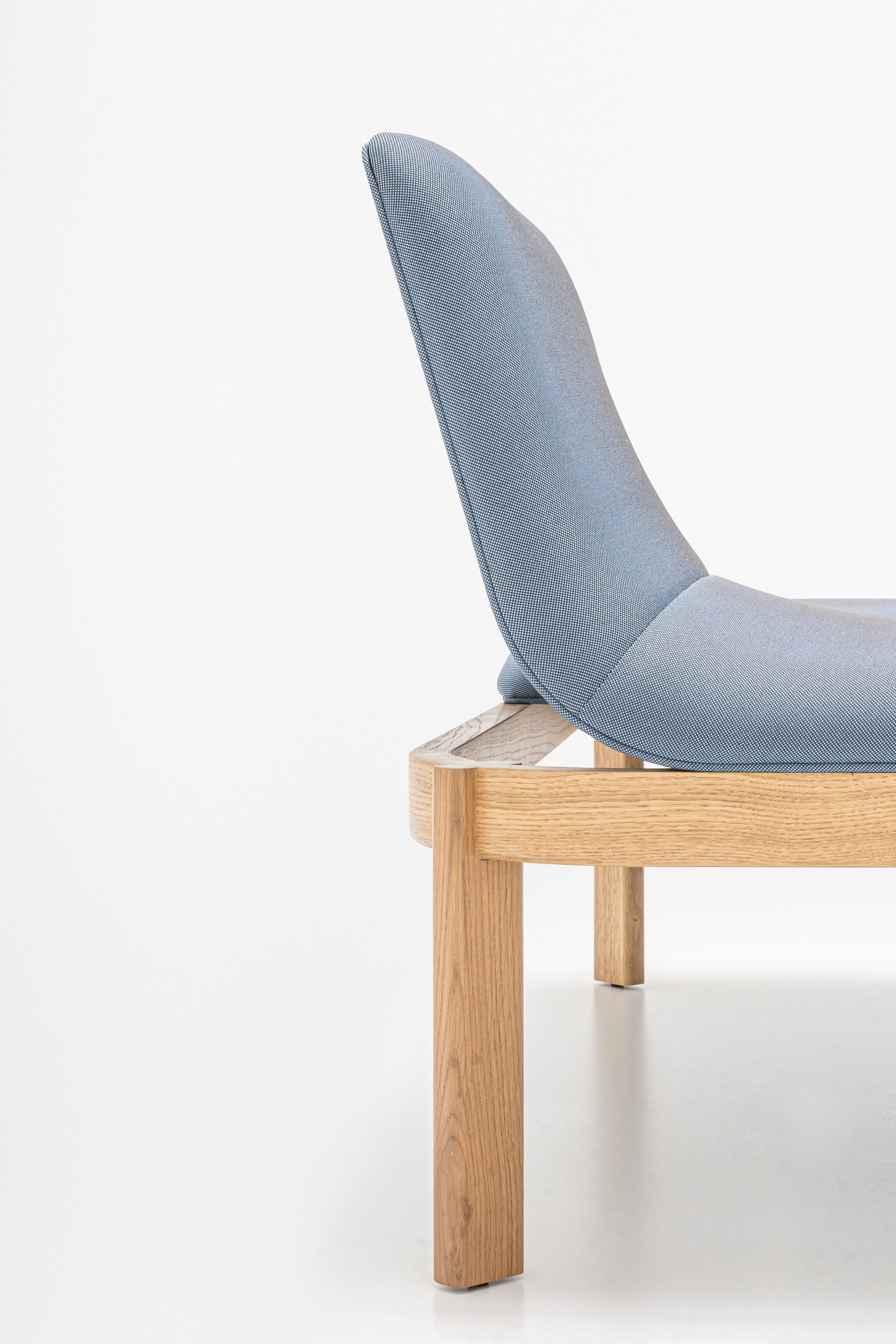 Čalúnená lavička s opierkou RAMP, drevená základňa