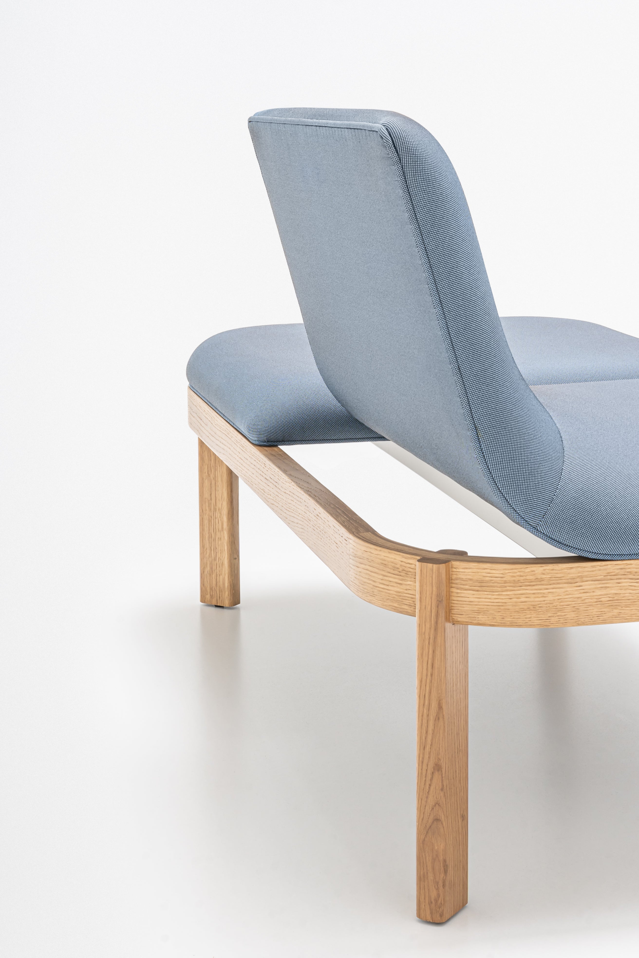 Čalúnená lavička s opierkou RAMP, drevená základňa