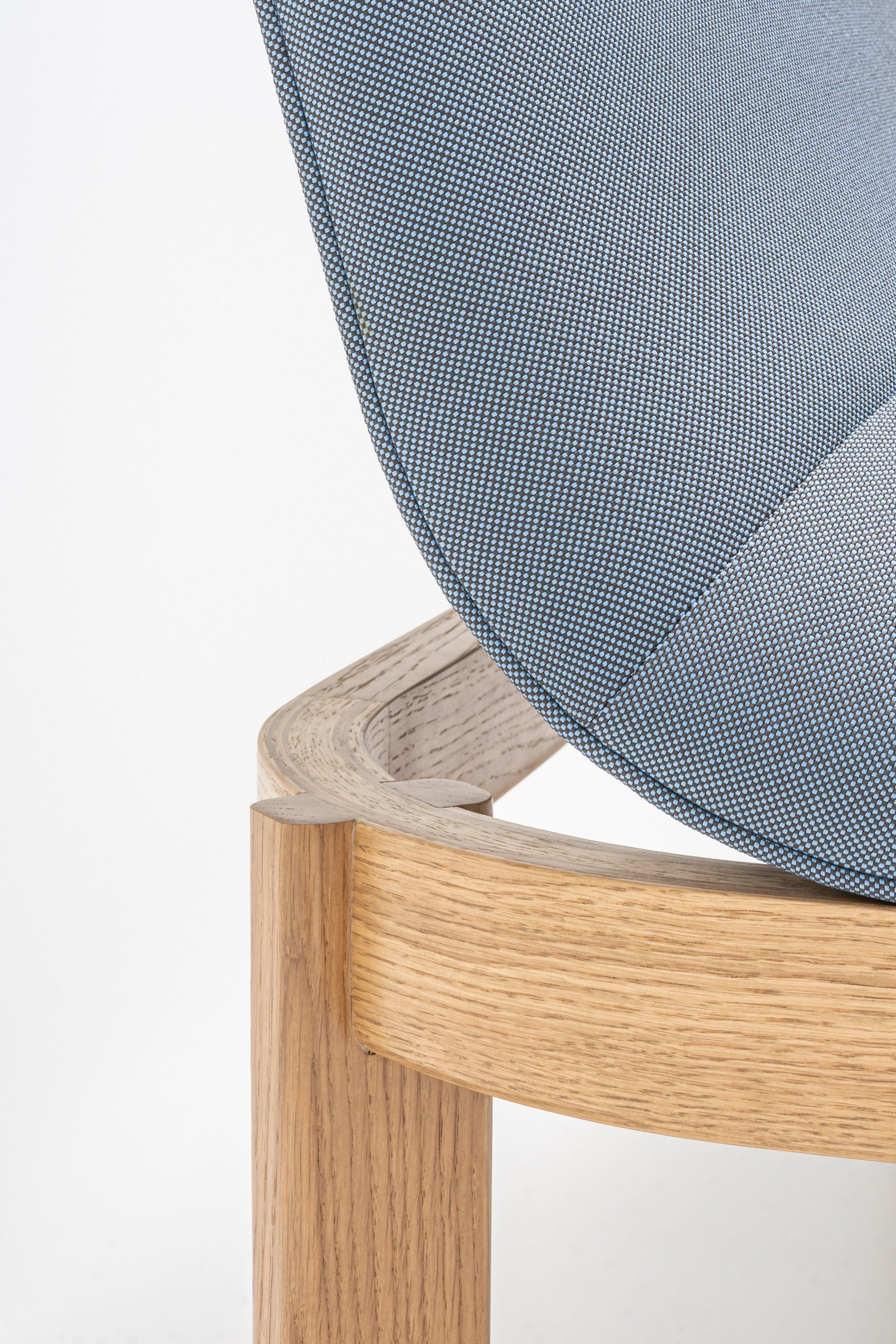 Čalúnená lavička s opierkou RAMP, drevená základňa