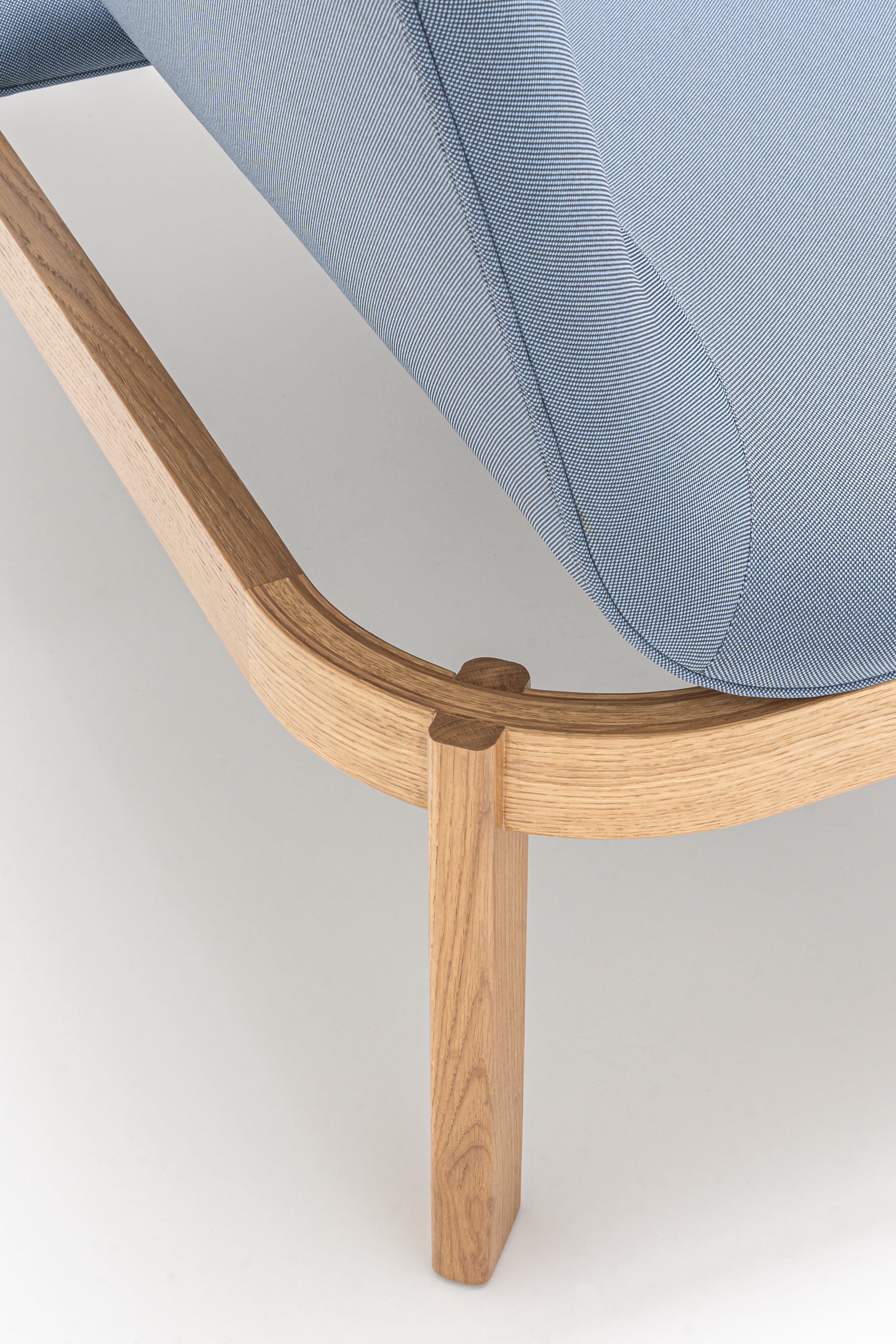 Čalúnená lavička s opierkou RAMP, drevená základňa