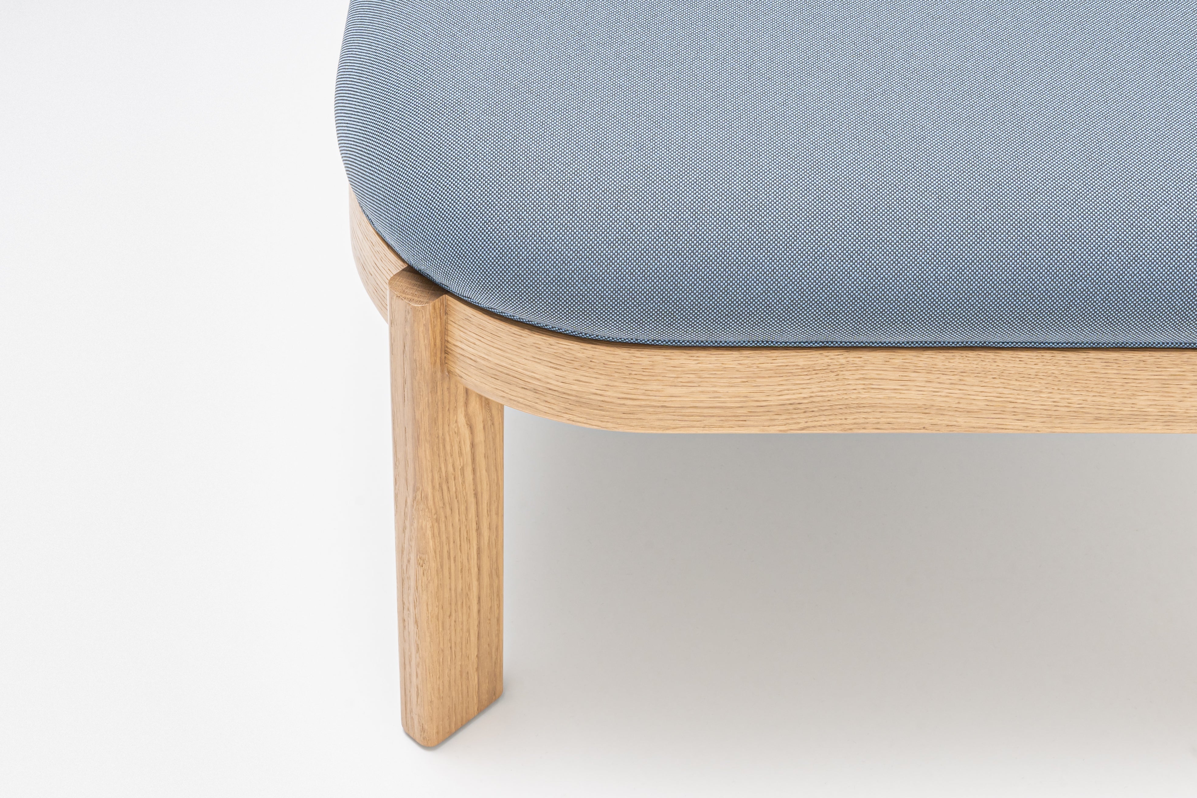 Čalúnená lavička s opierkou RAMP, drevená základňa