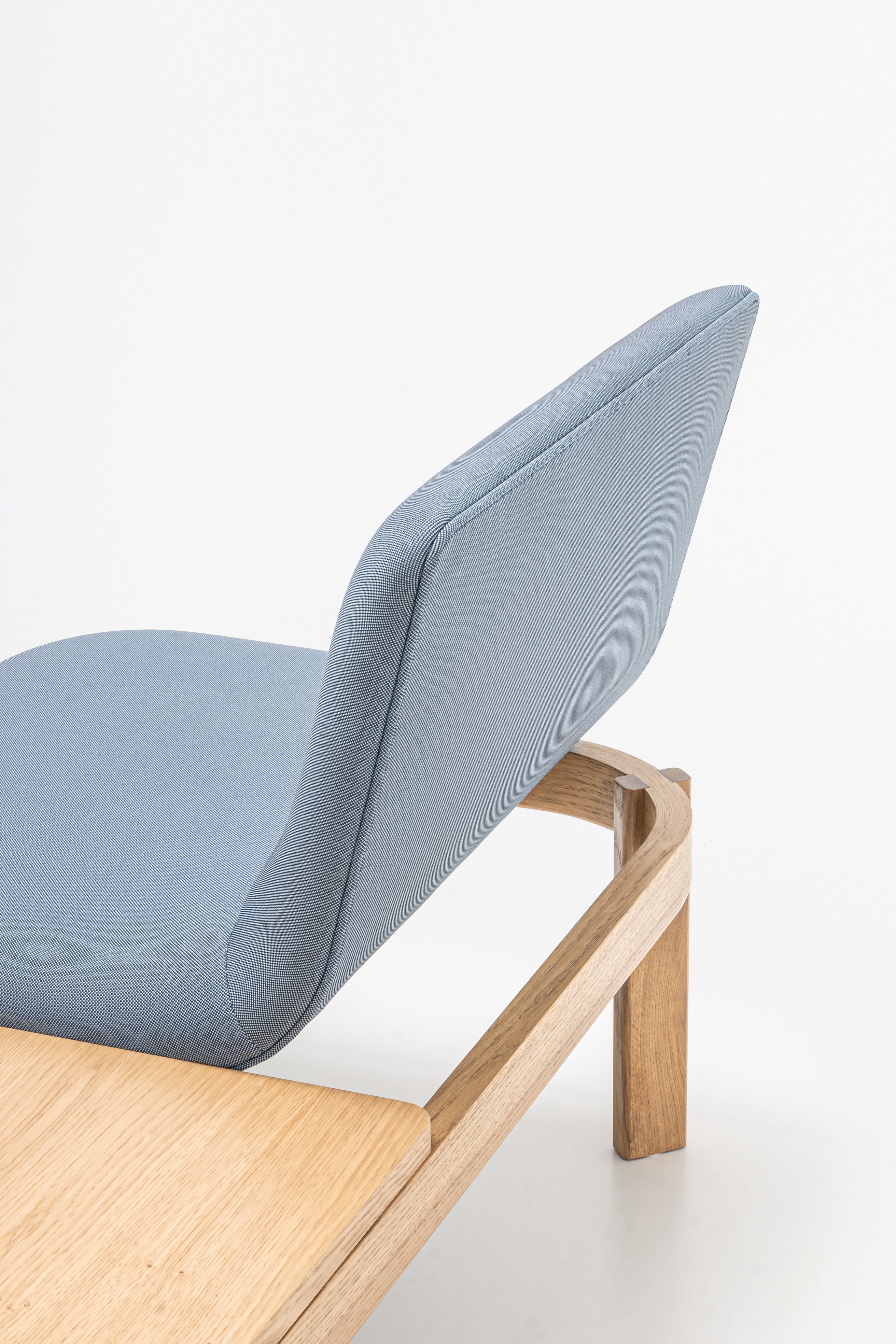 Čalúnená lavička s opierkou RAMP, drevená základňa