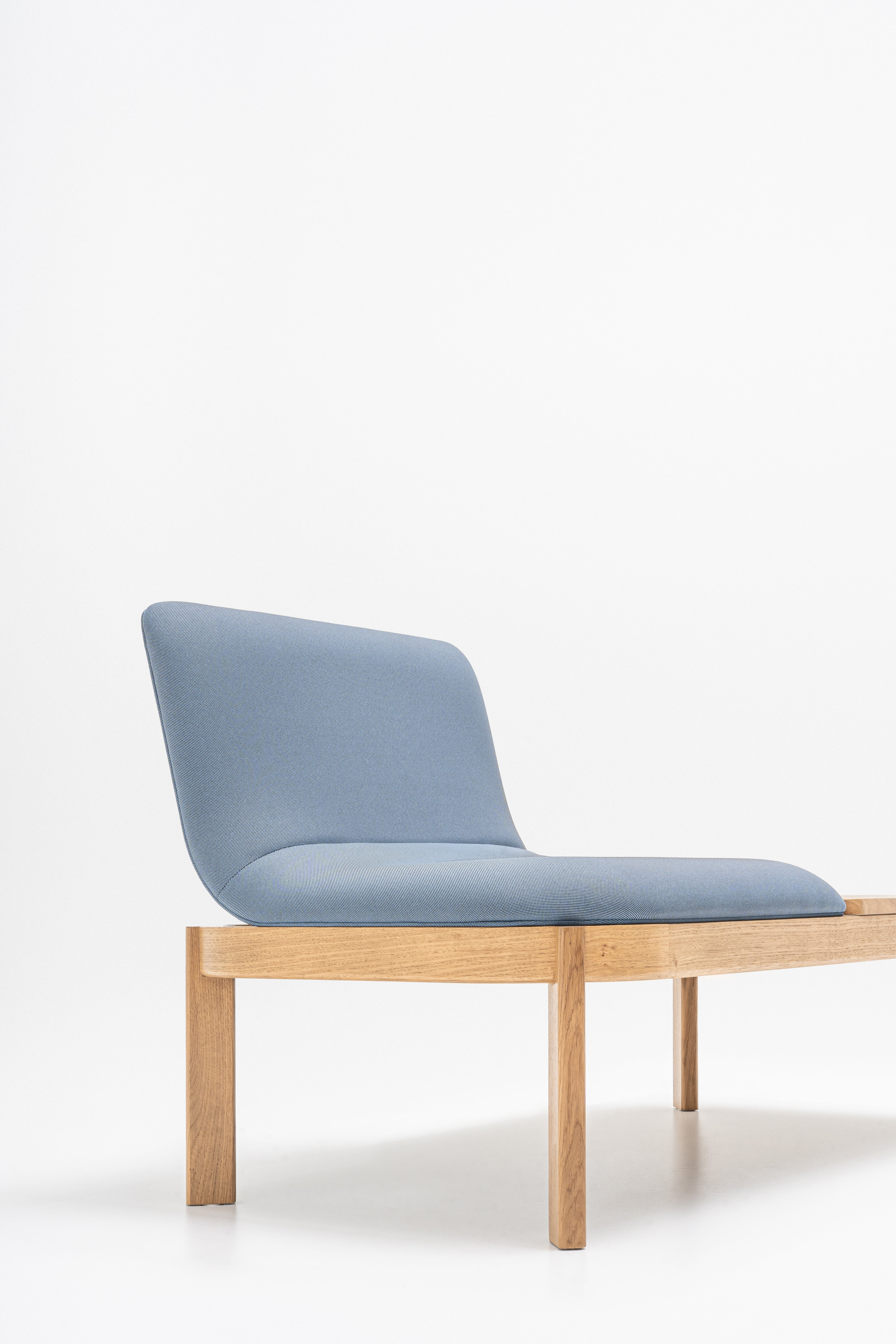 Čalúnená lavička s opierkou RAMP, drevená základňa