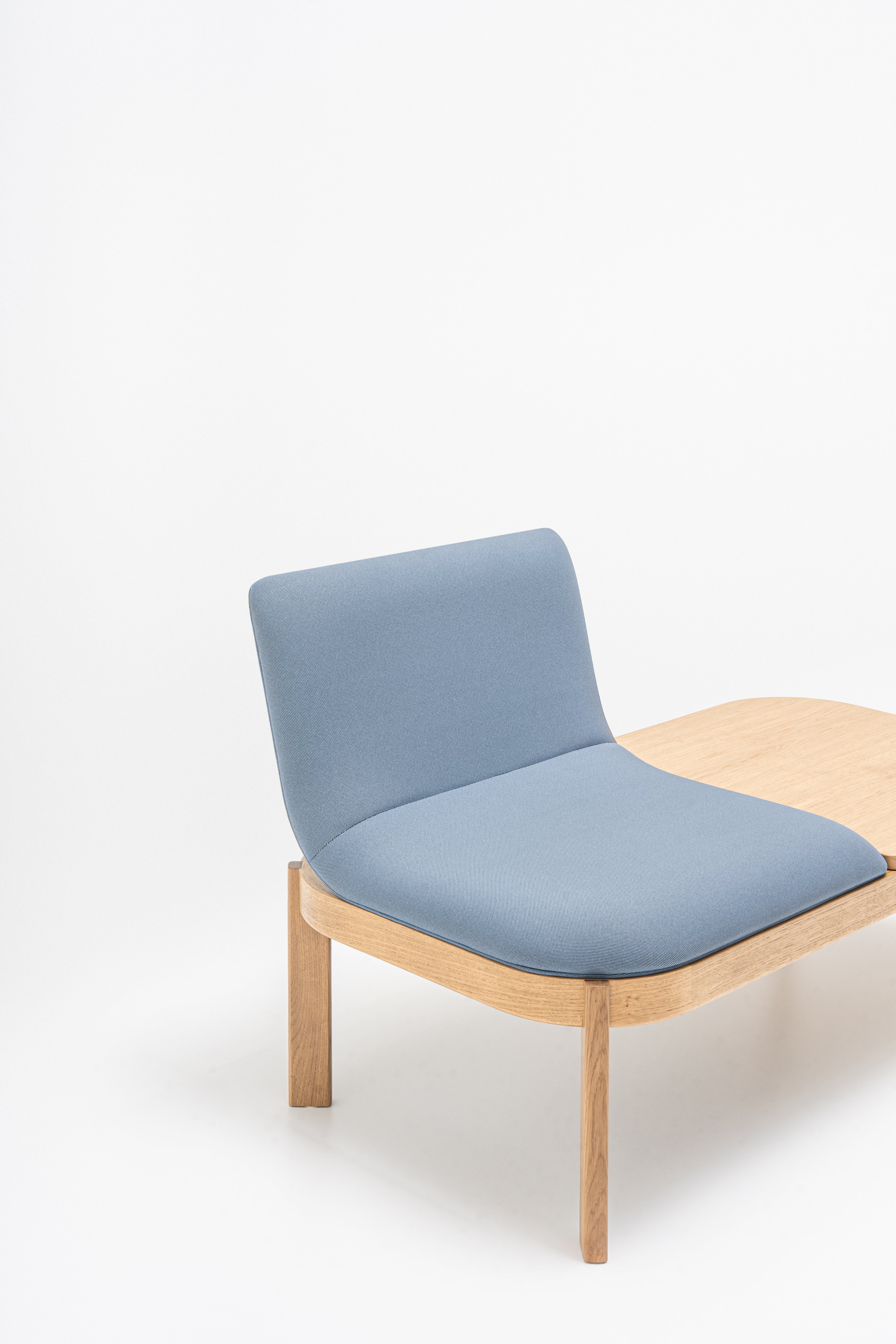 Čalúnená lavička s opierkou RAMP, drevená základňa