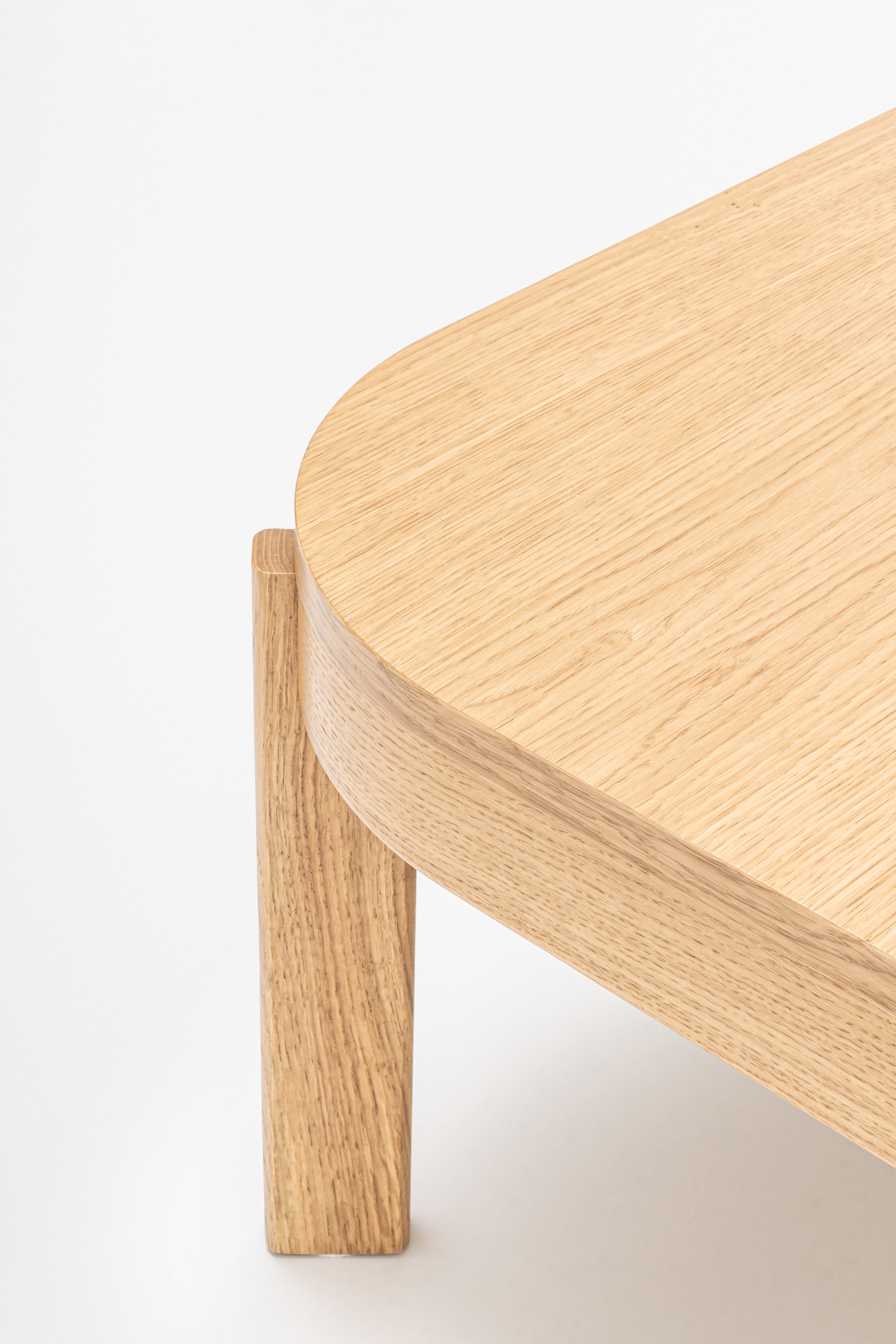 Čalúnená lavička s opierkou RAMP, drevená základňa