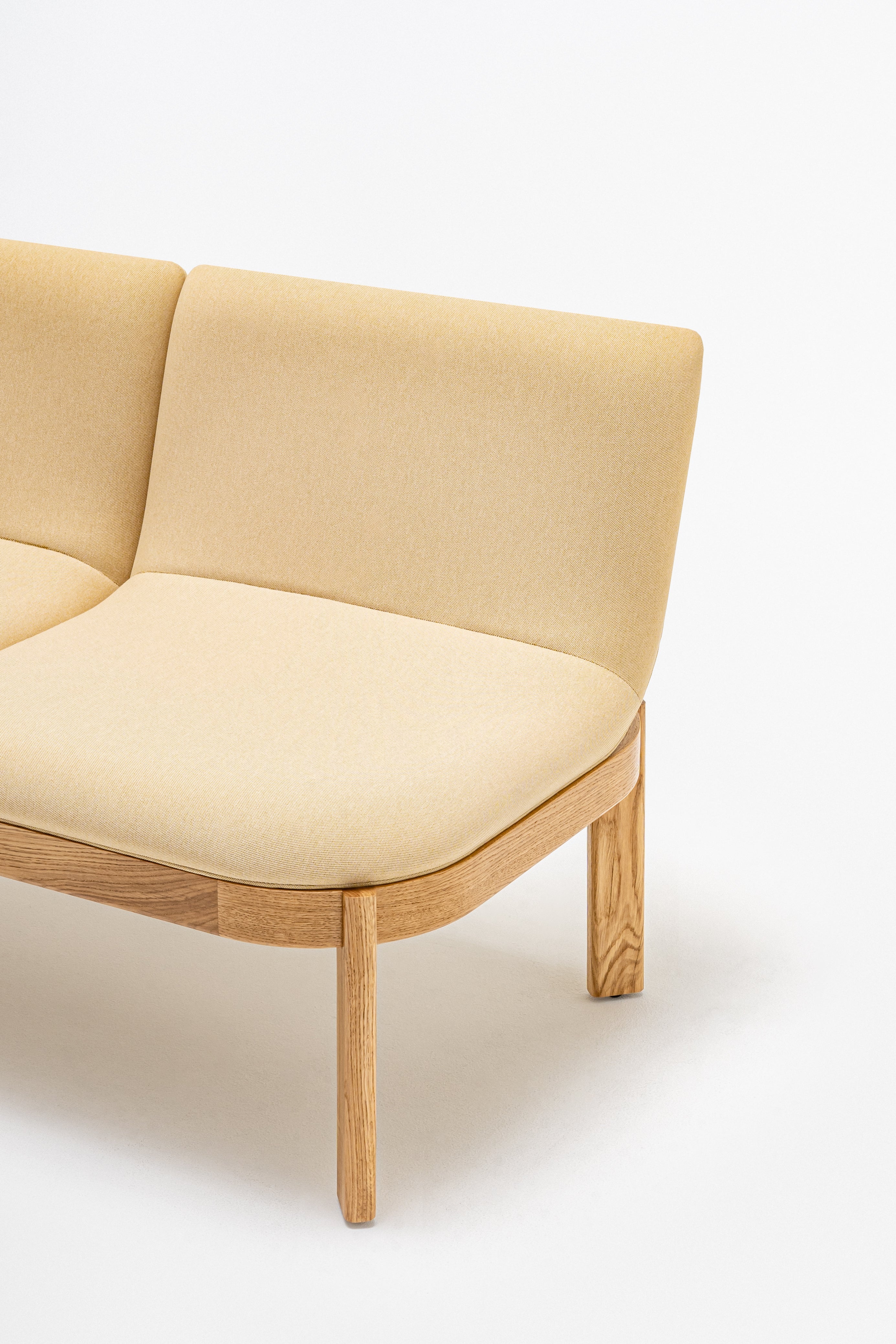 Čalúnená lavička s opierkou RAMP, drevená základňa