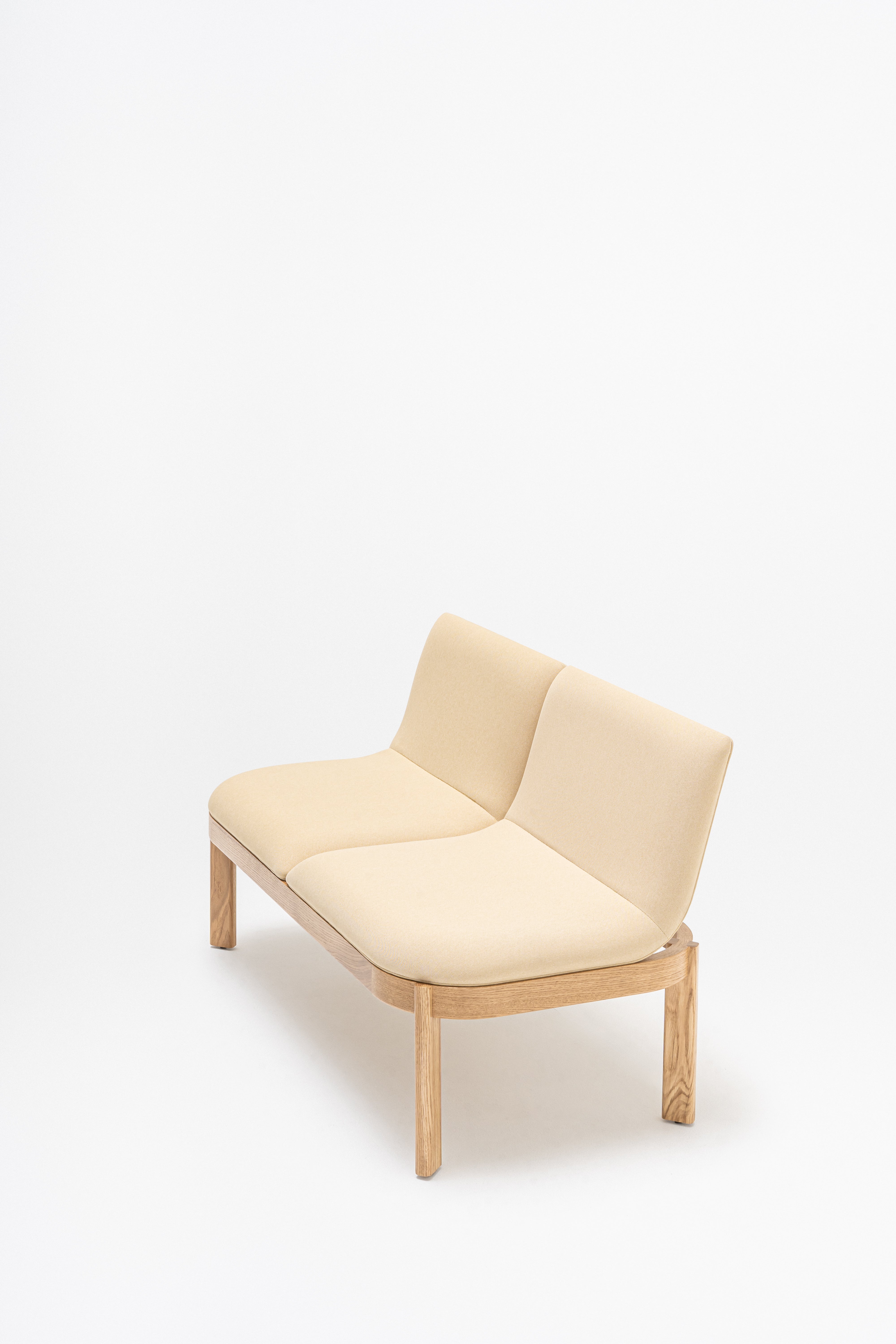 Čalúnená lavička s opierkou RAMP, drevená základňa