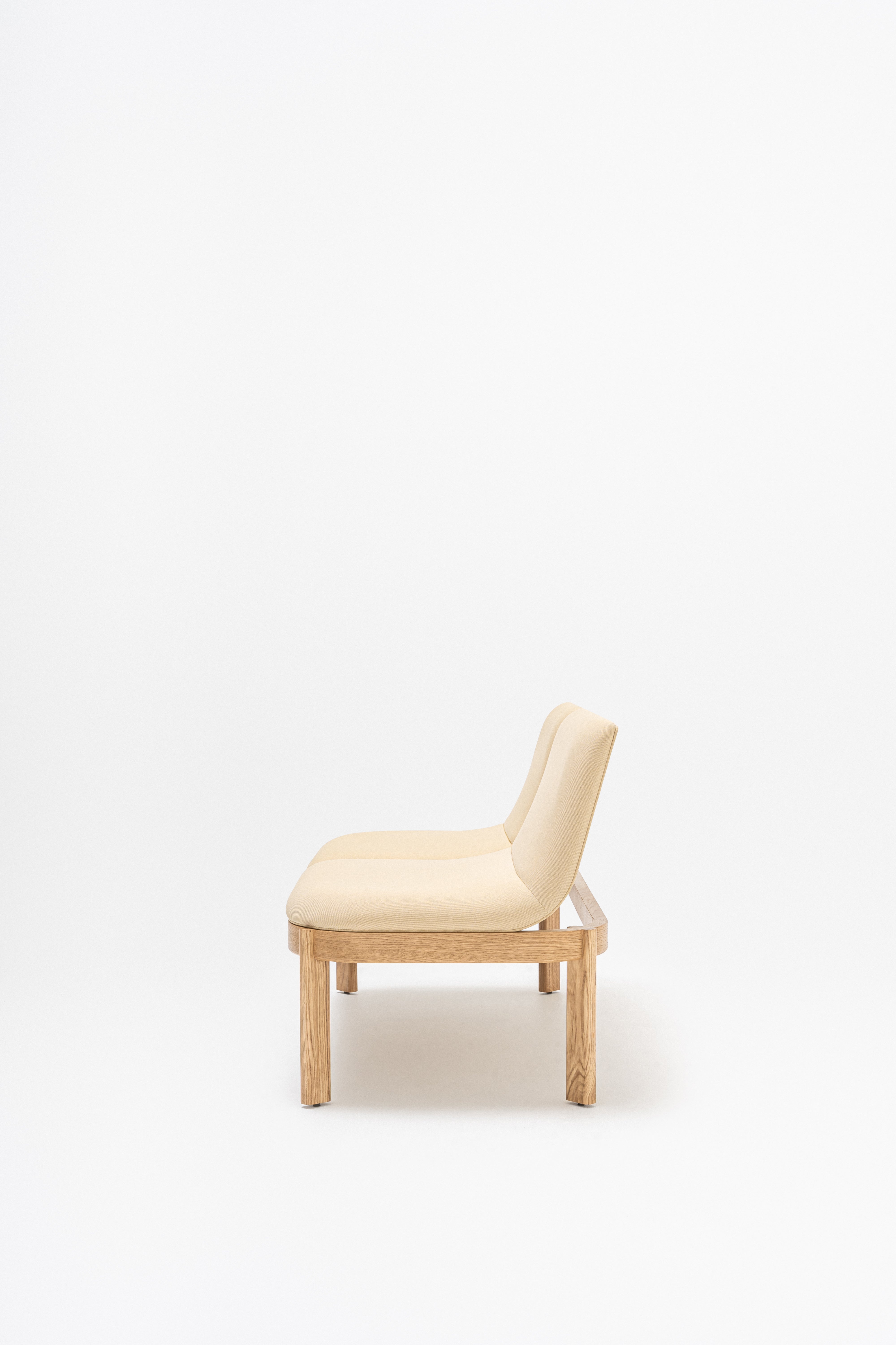 Čalúnená lavička s opierkou RAMP, drevená základňa