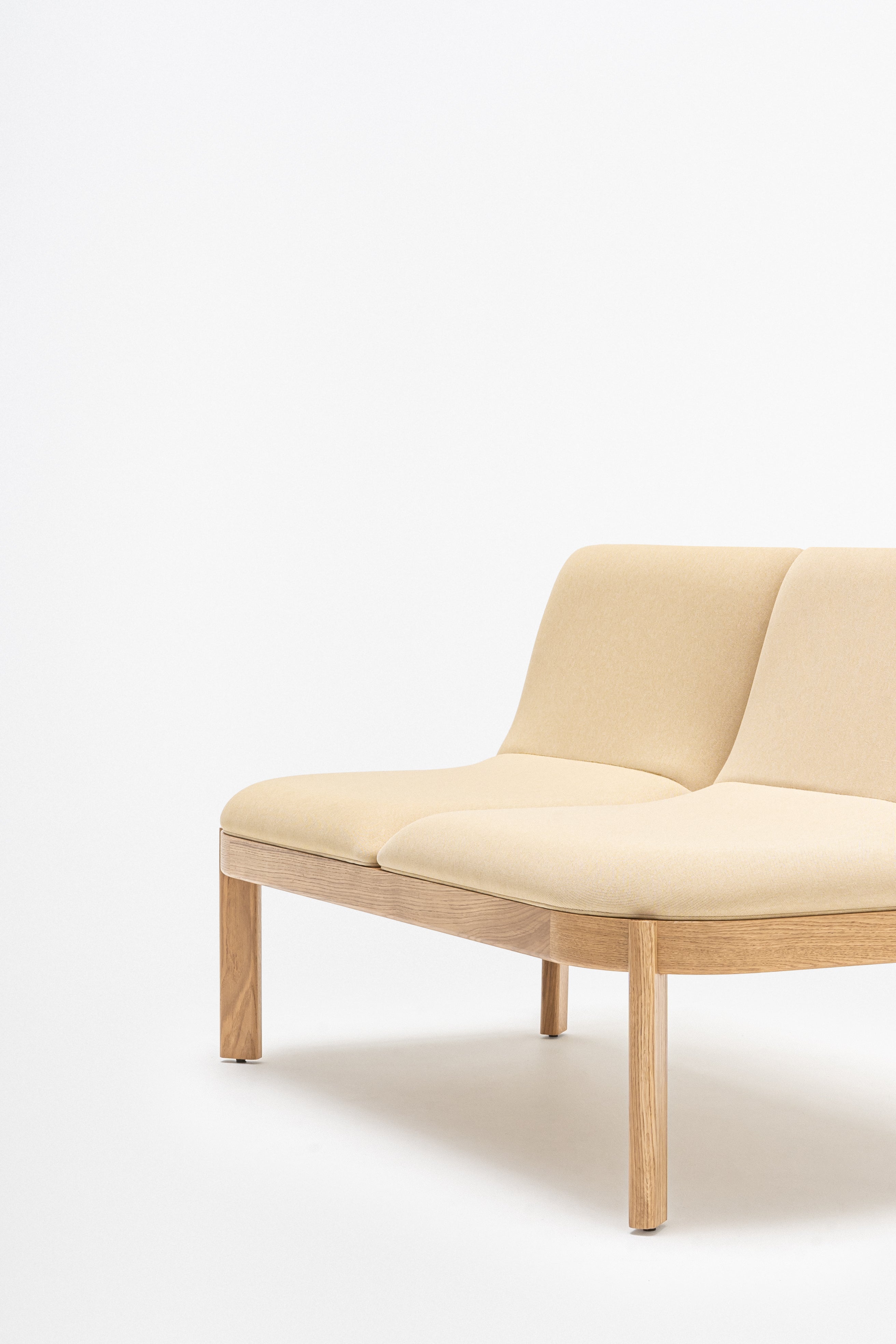 Čalúnená lavička s opierkou RAMP, drevená základňa