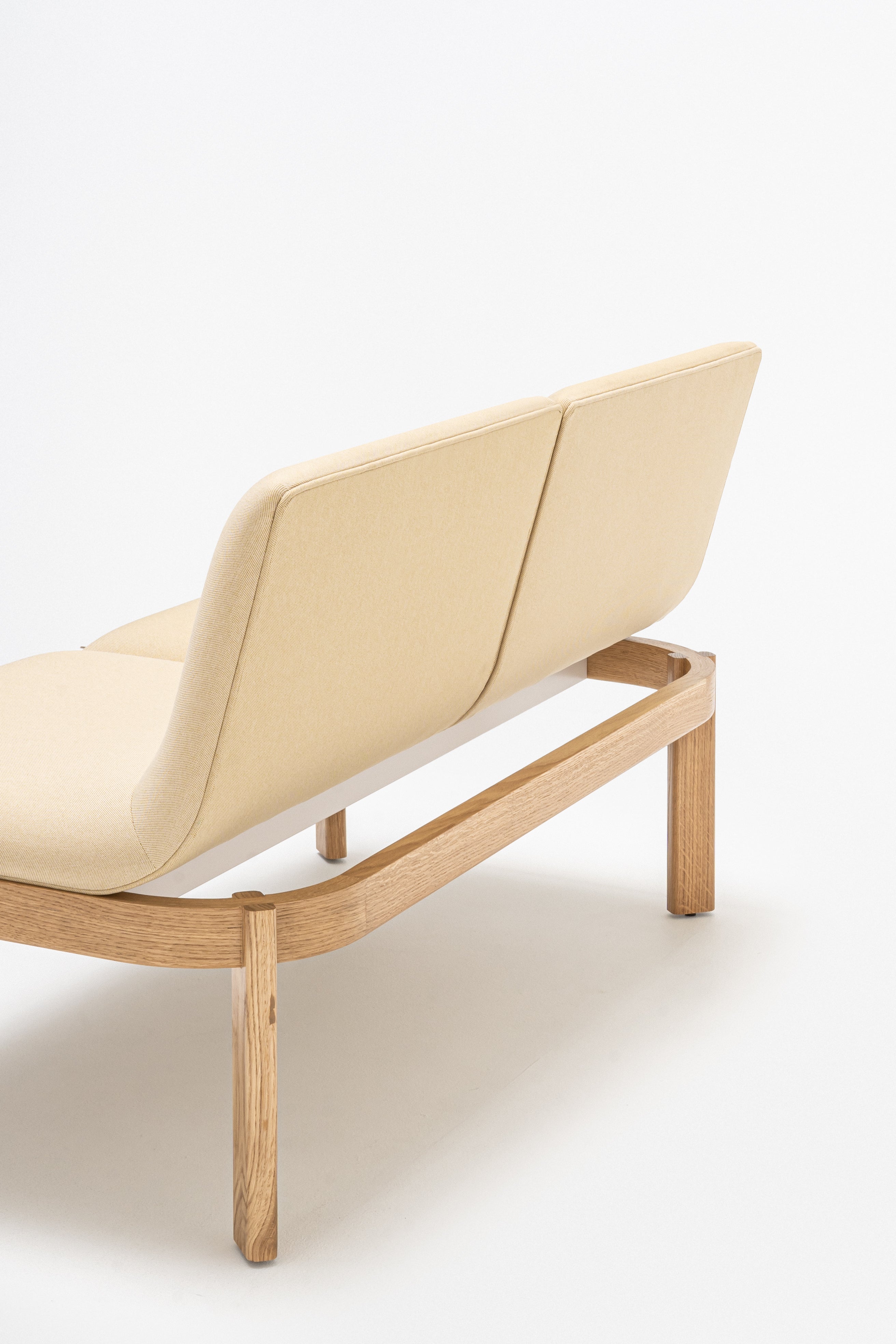 Čalúnená lavička s opierkou RAMP, drevená základňa