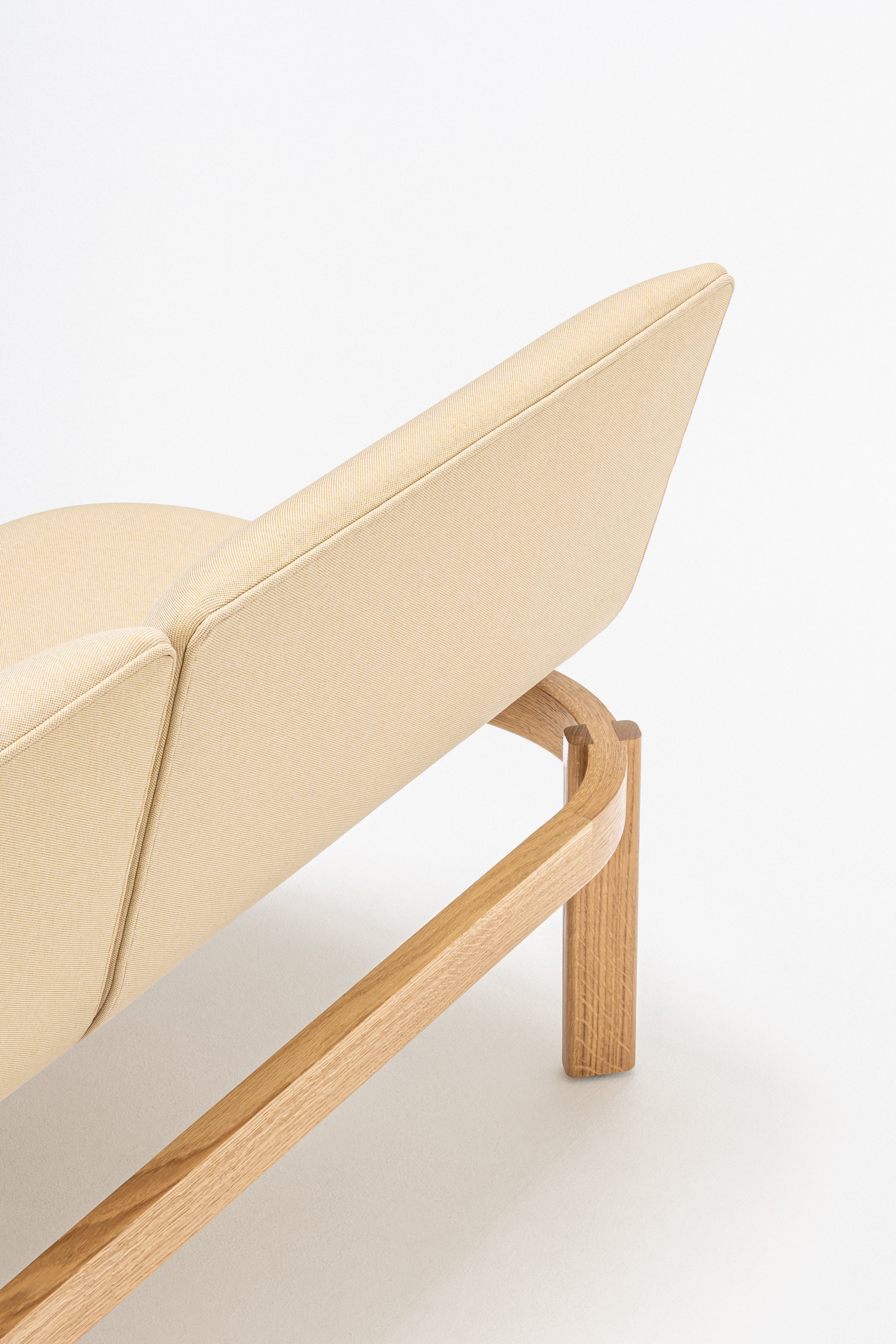 Čalúnená lavička s opierkou RAMP, drevená základňa