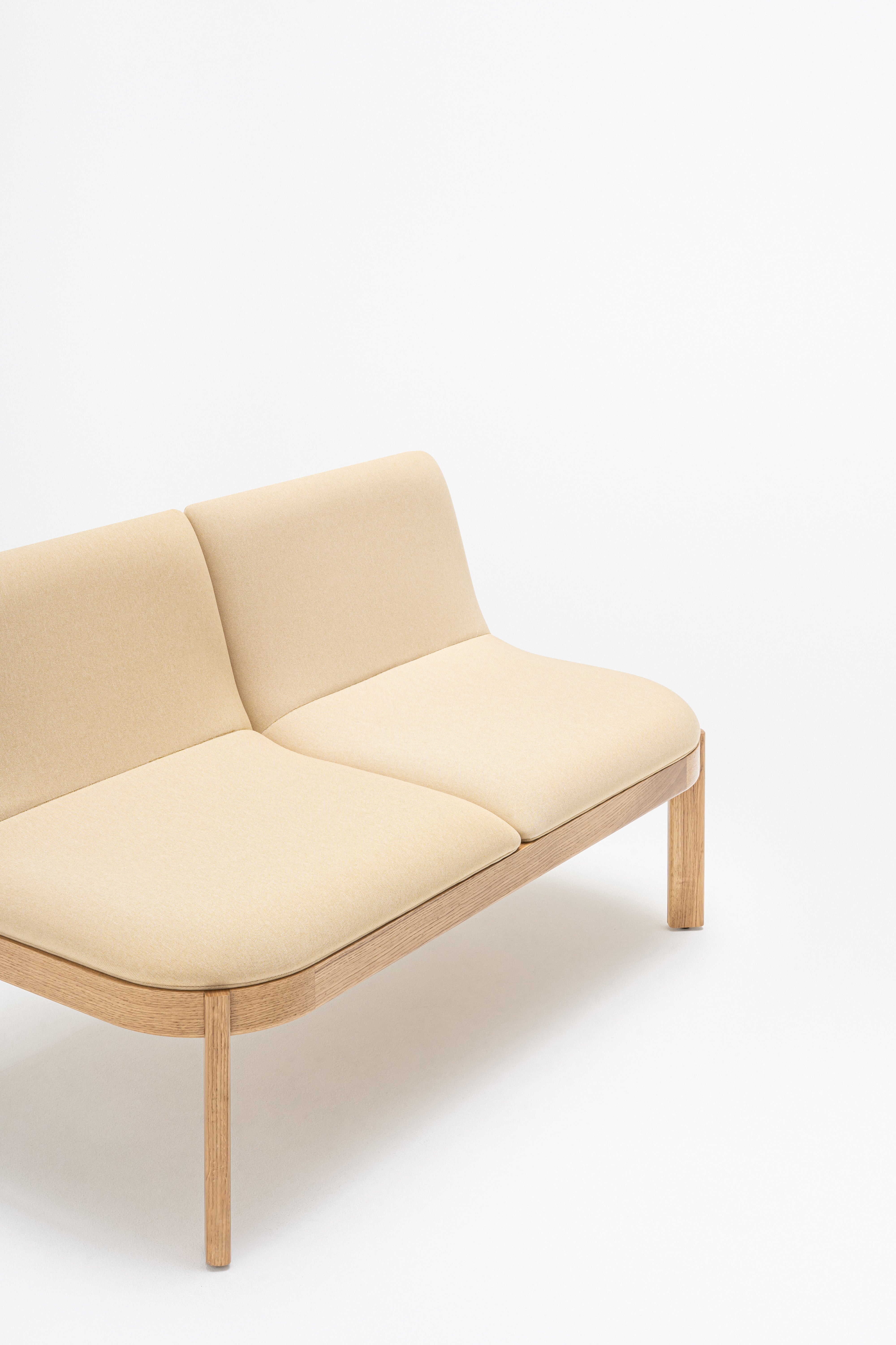 Čalúnená lavička s opierkou RAMP, drevená základňa