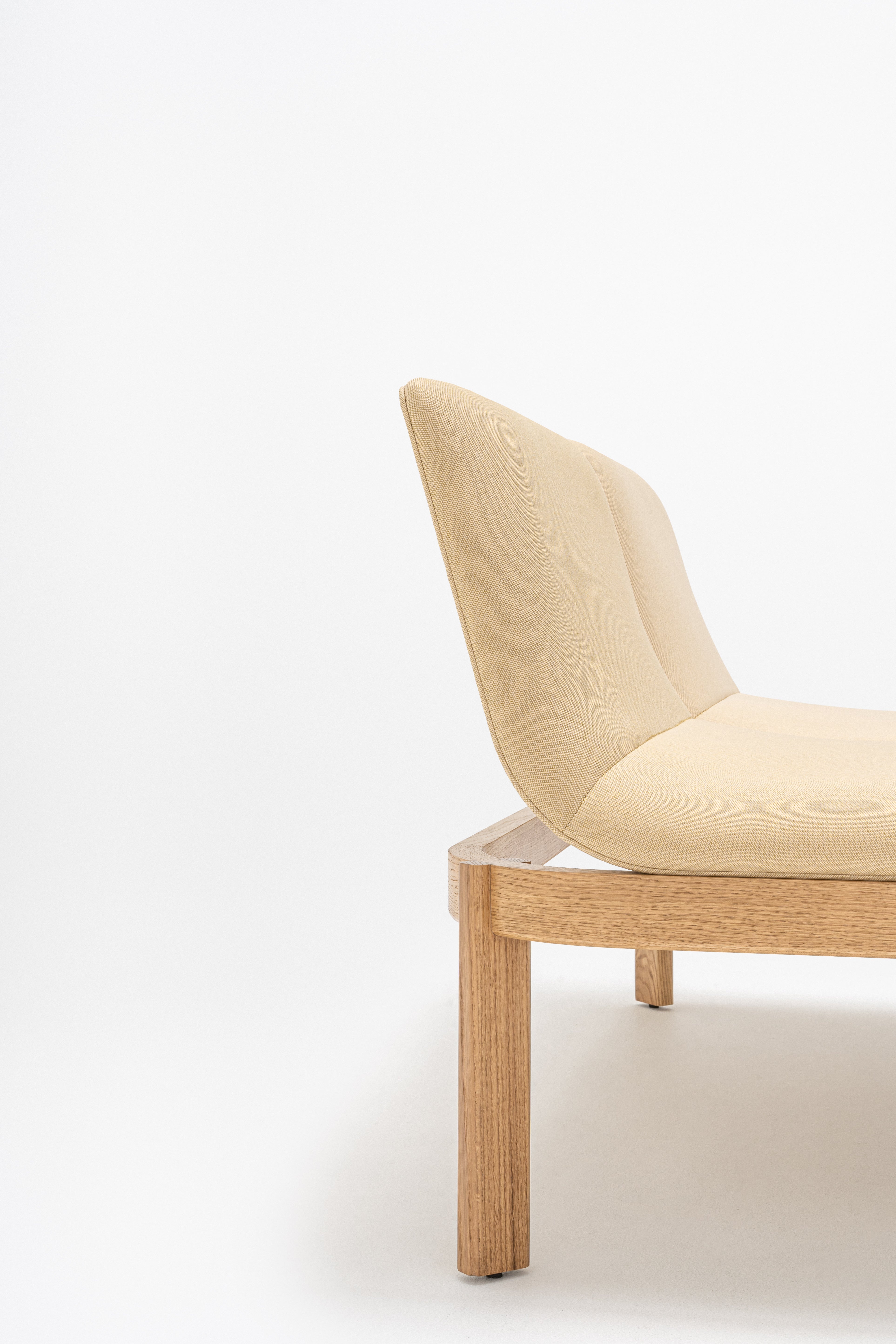 Čalúnená lavička s opierkou RAMP, drevená základňa