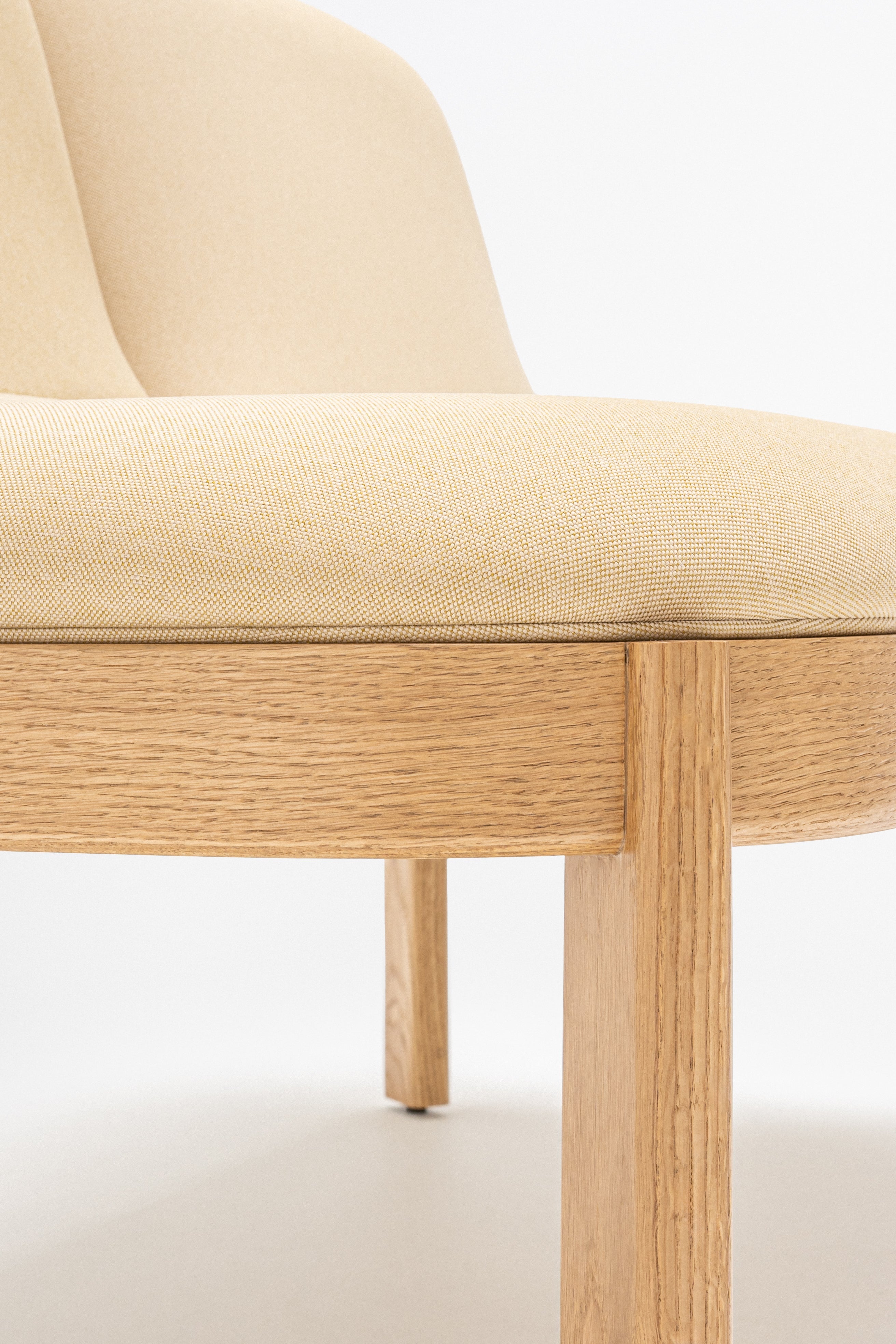 Čalúnená lavička s opierkou RAMP, drevená základňa