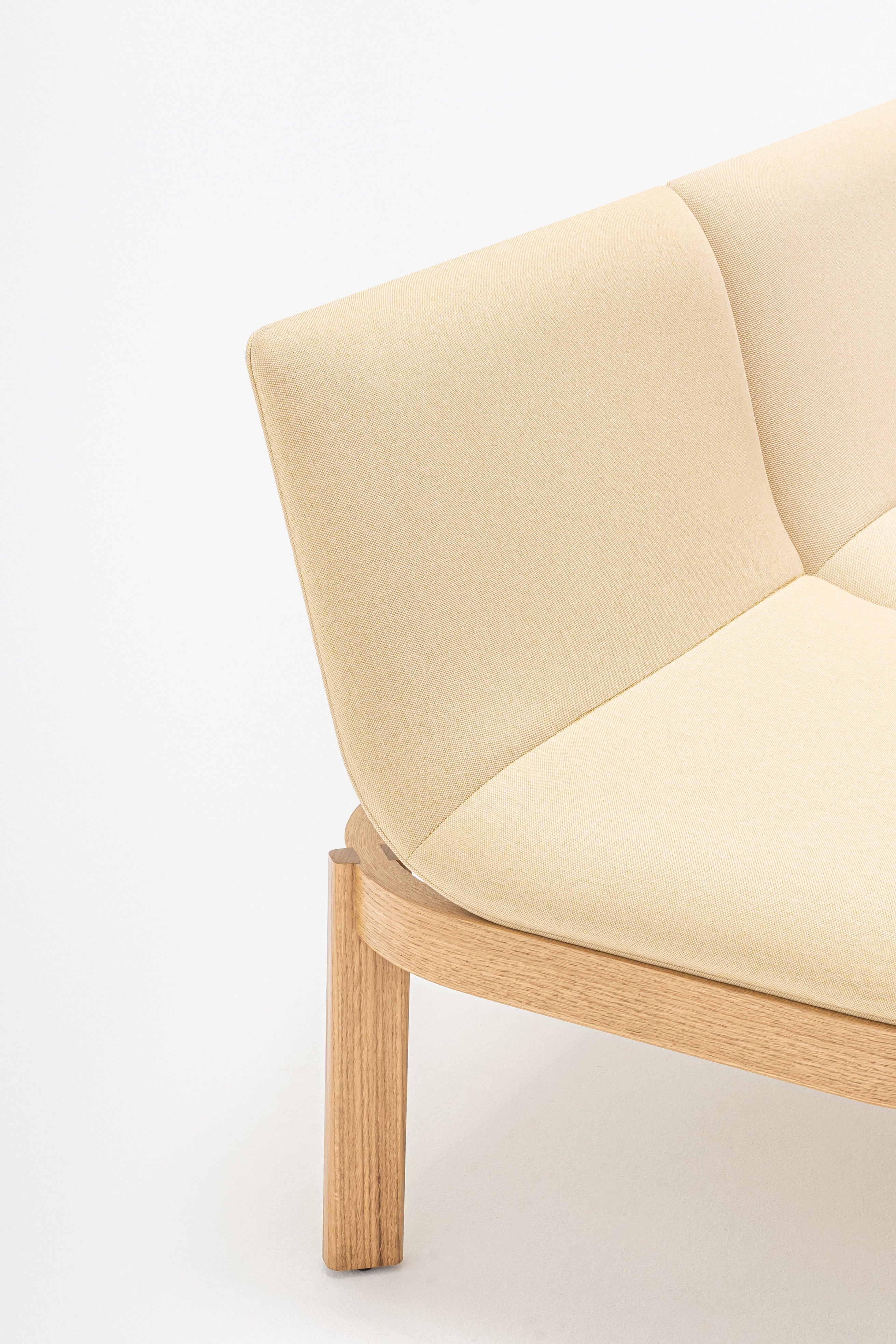 Čalúnená lavička s opierkou RAMP, drevená základňa