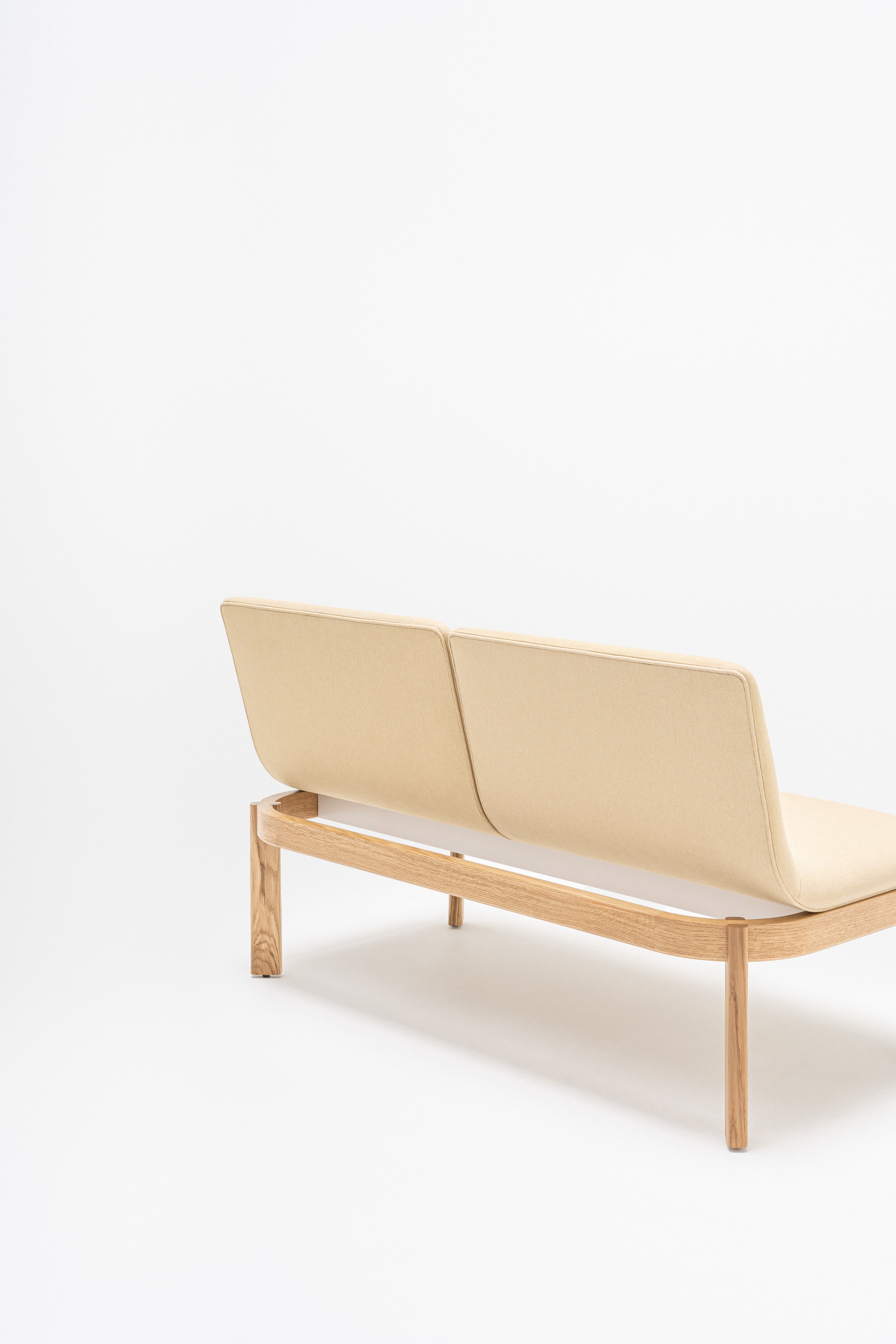 Čalúnená lavička s opierkou RAMP, drevená základňa