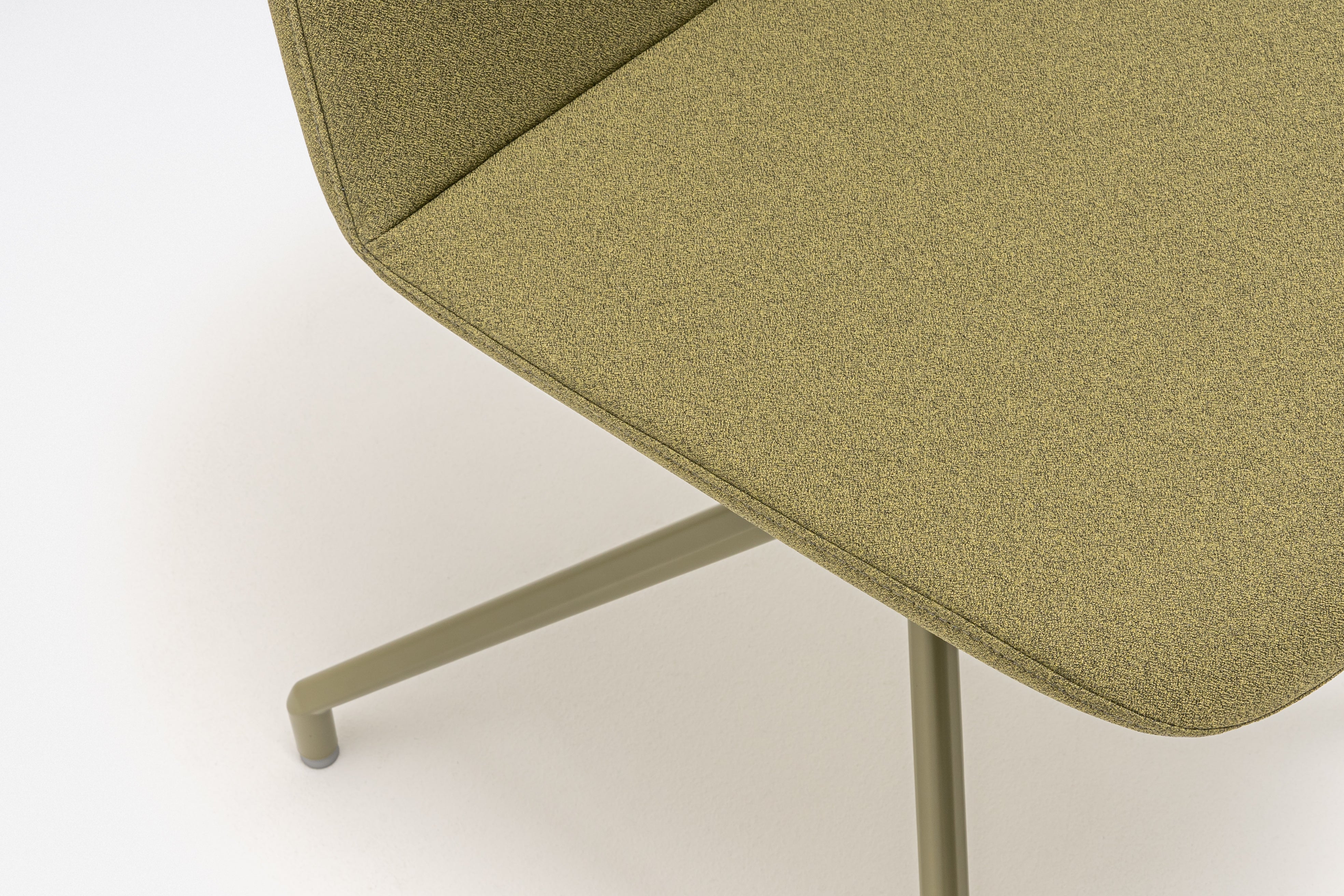 Otáčacie kreslo ULTI s hliníkovým podstavcom