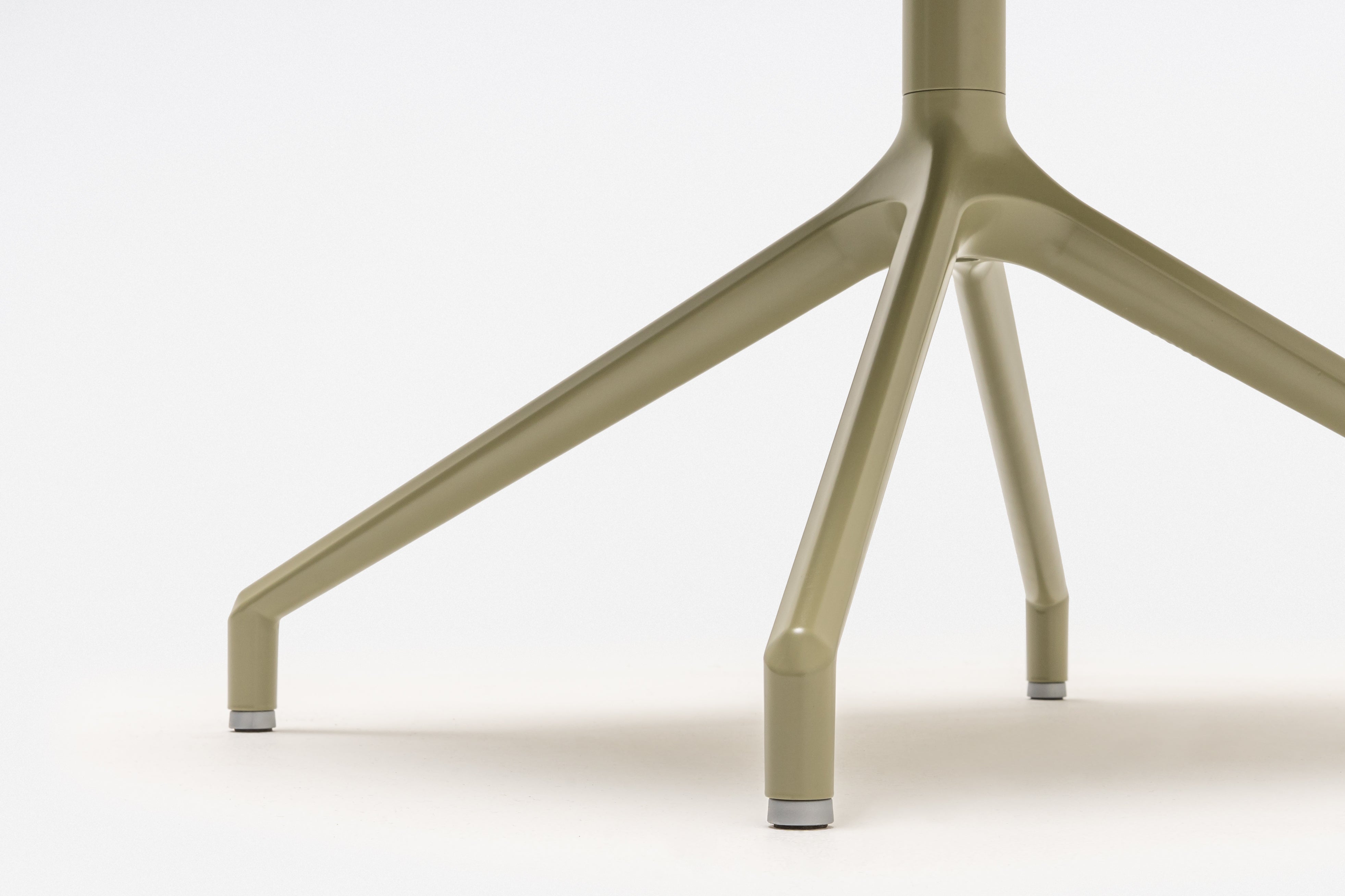 Otáčacie kreslo ULTI s hliníkovým podstavcom