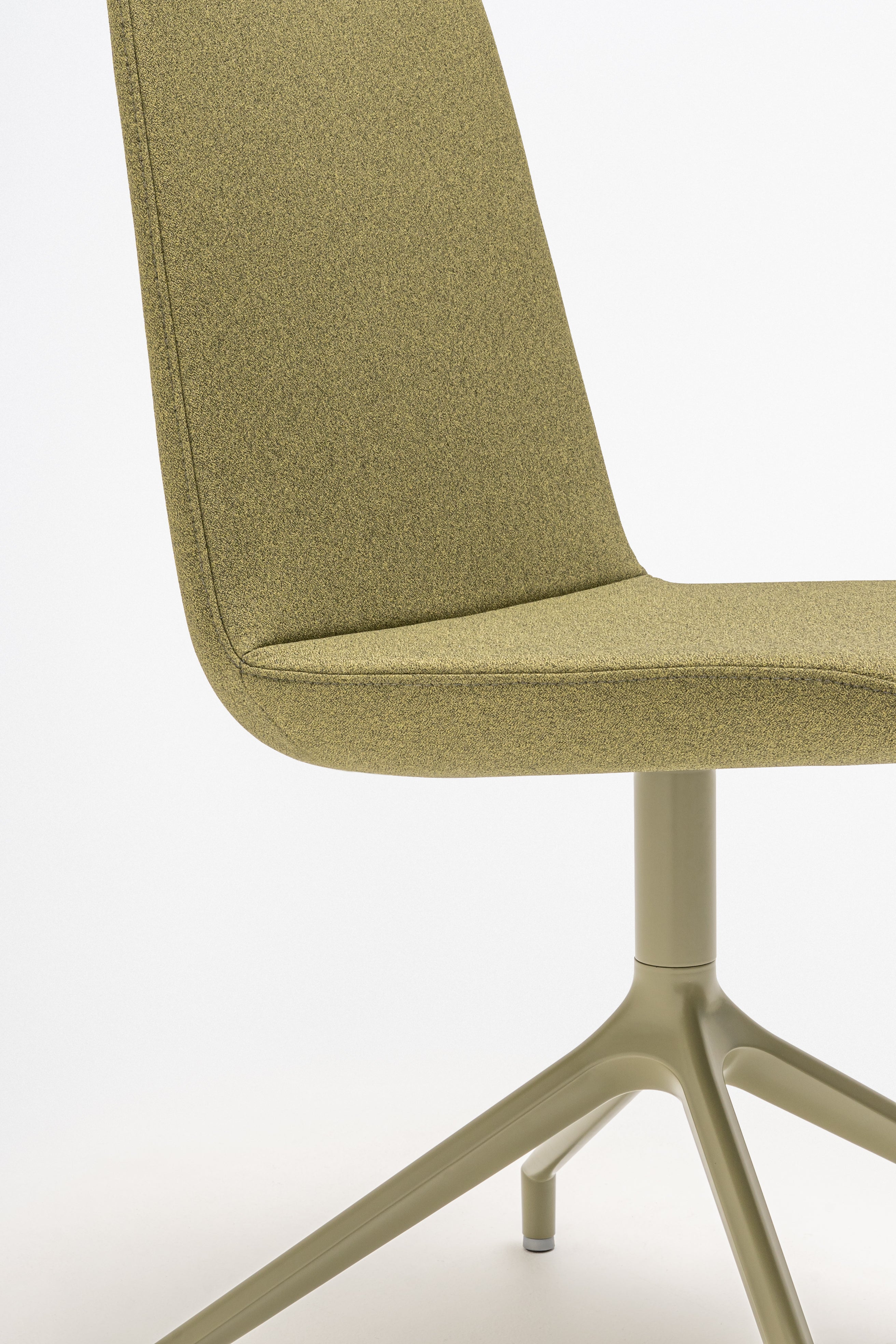 Otáčacie kreslo ULTI s hliníkovým podstavcom