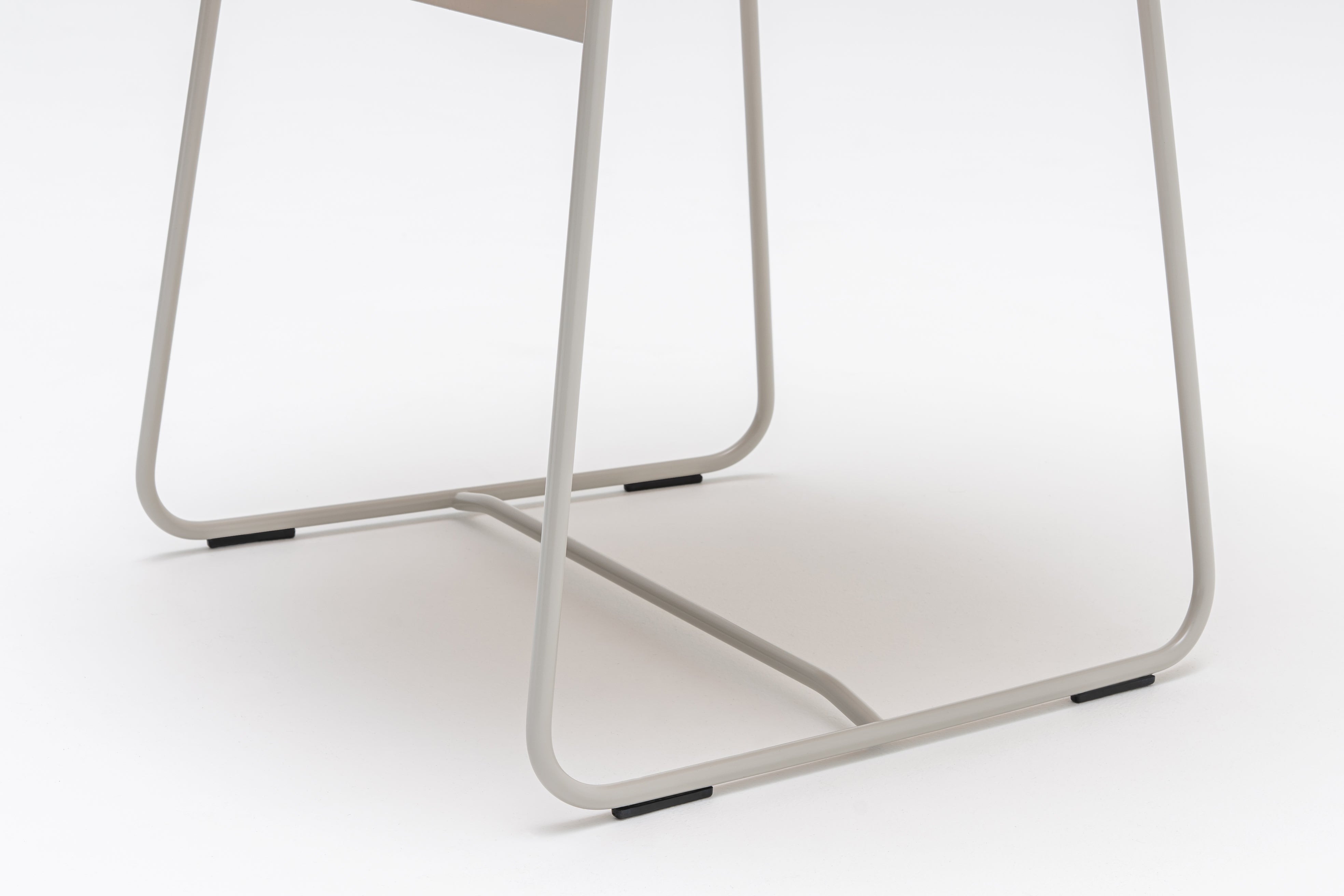 Stolička ULTRA s podstavcom na klzákoch na tvrdú podlahu