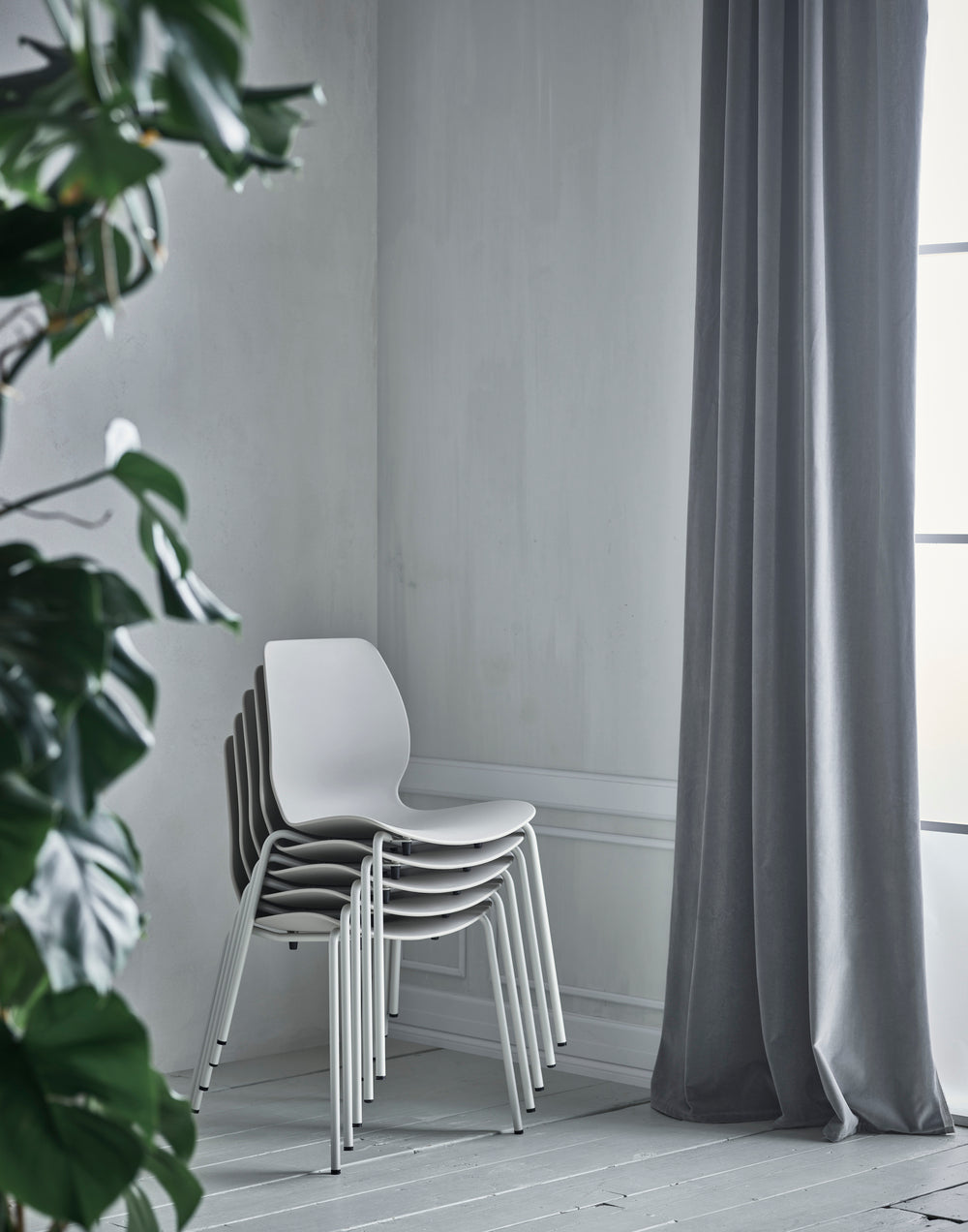 Stolička SEED béžová so železnou základňou