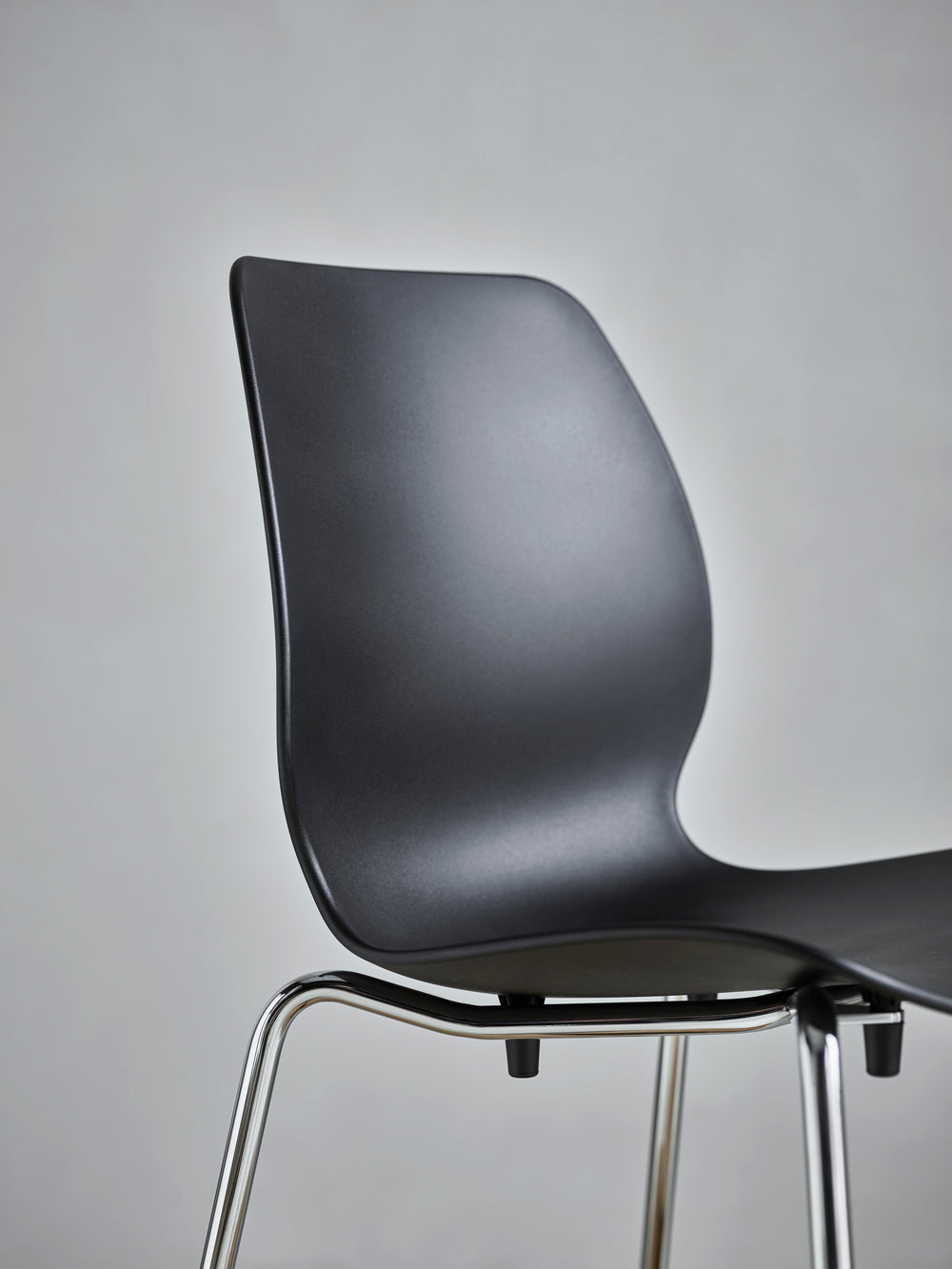 Stolička SEED šedá so železnou základňou