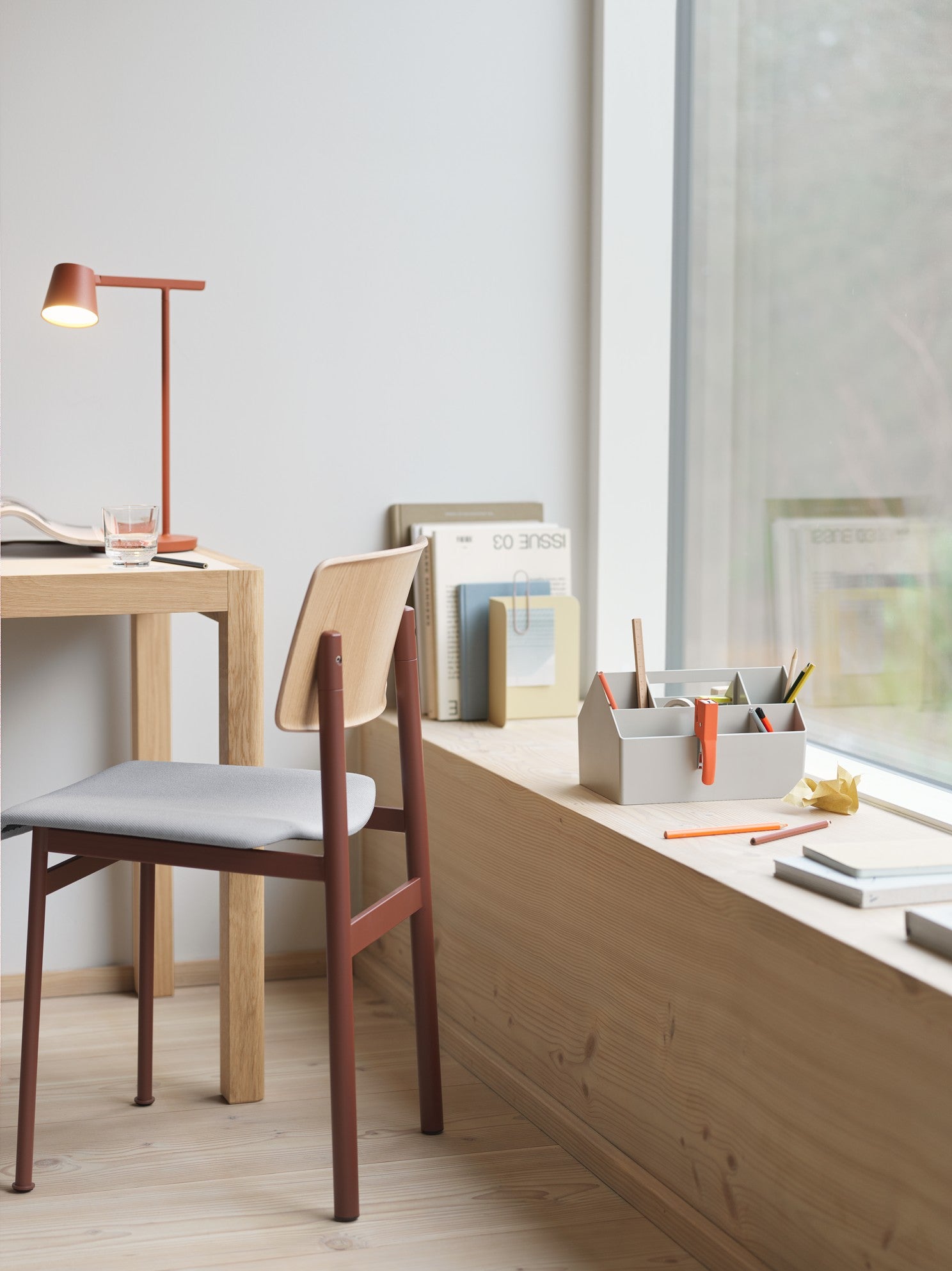 Personalizované kreslo LOFT s bordovou základňou