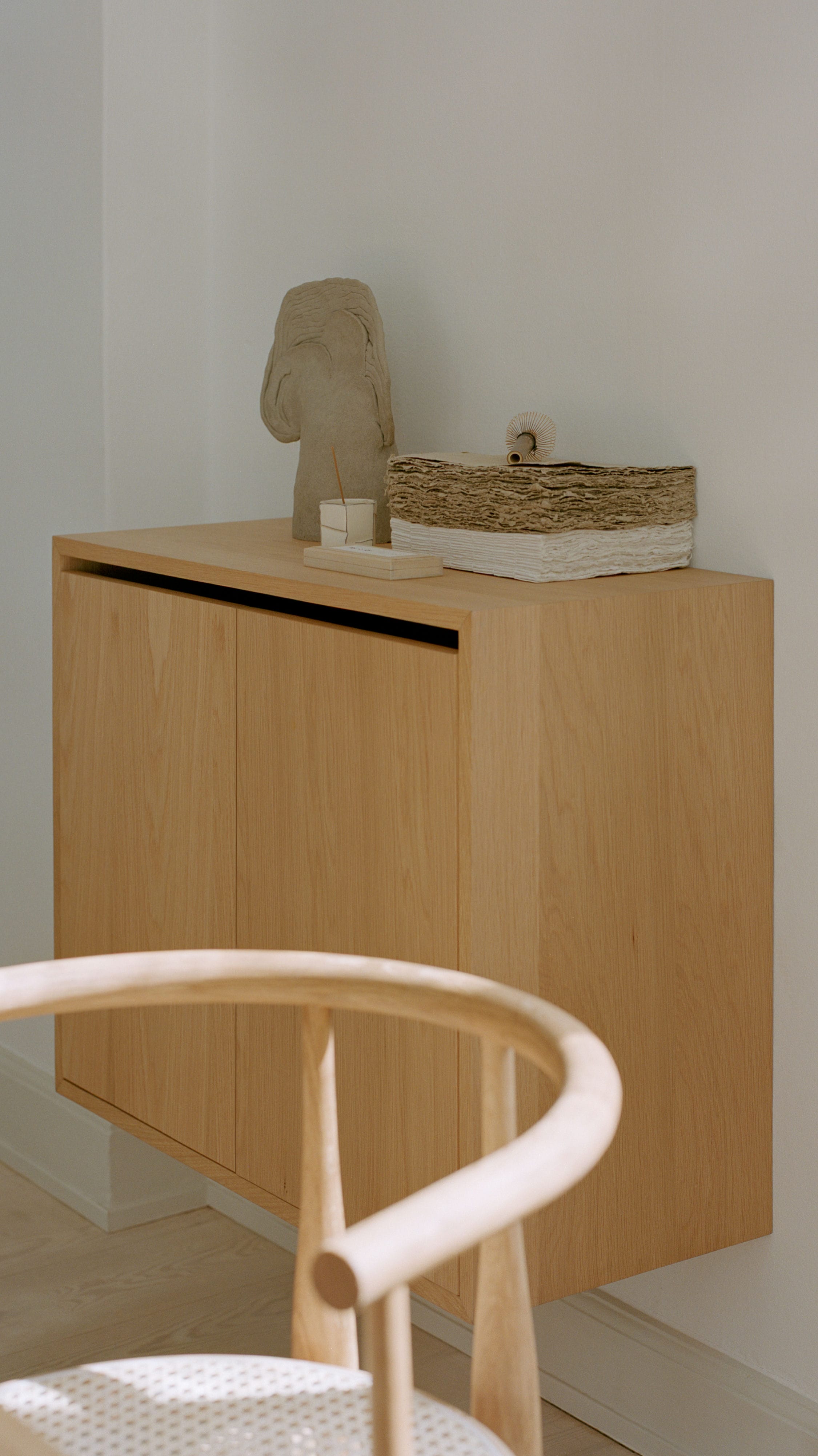 Závesná skrinka s dvierkami NEW WORKS dubový dyha