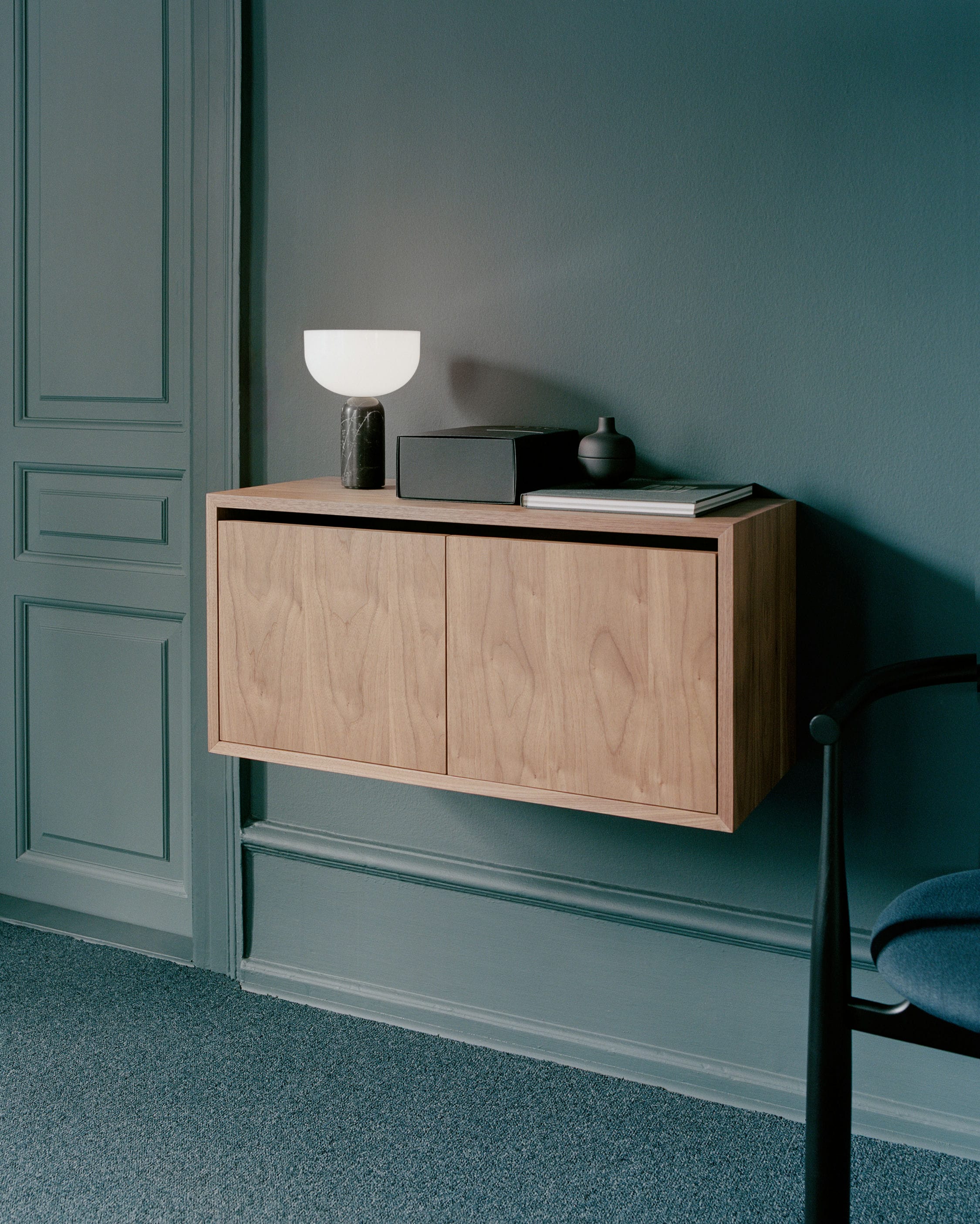 Závesná skrinka s dvierkami NEW WORKS orechový dyha