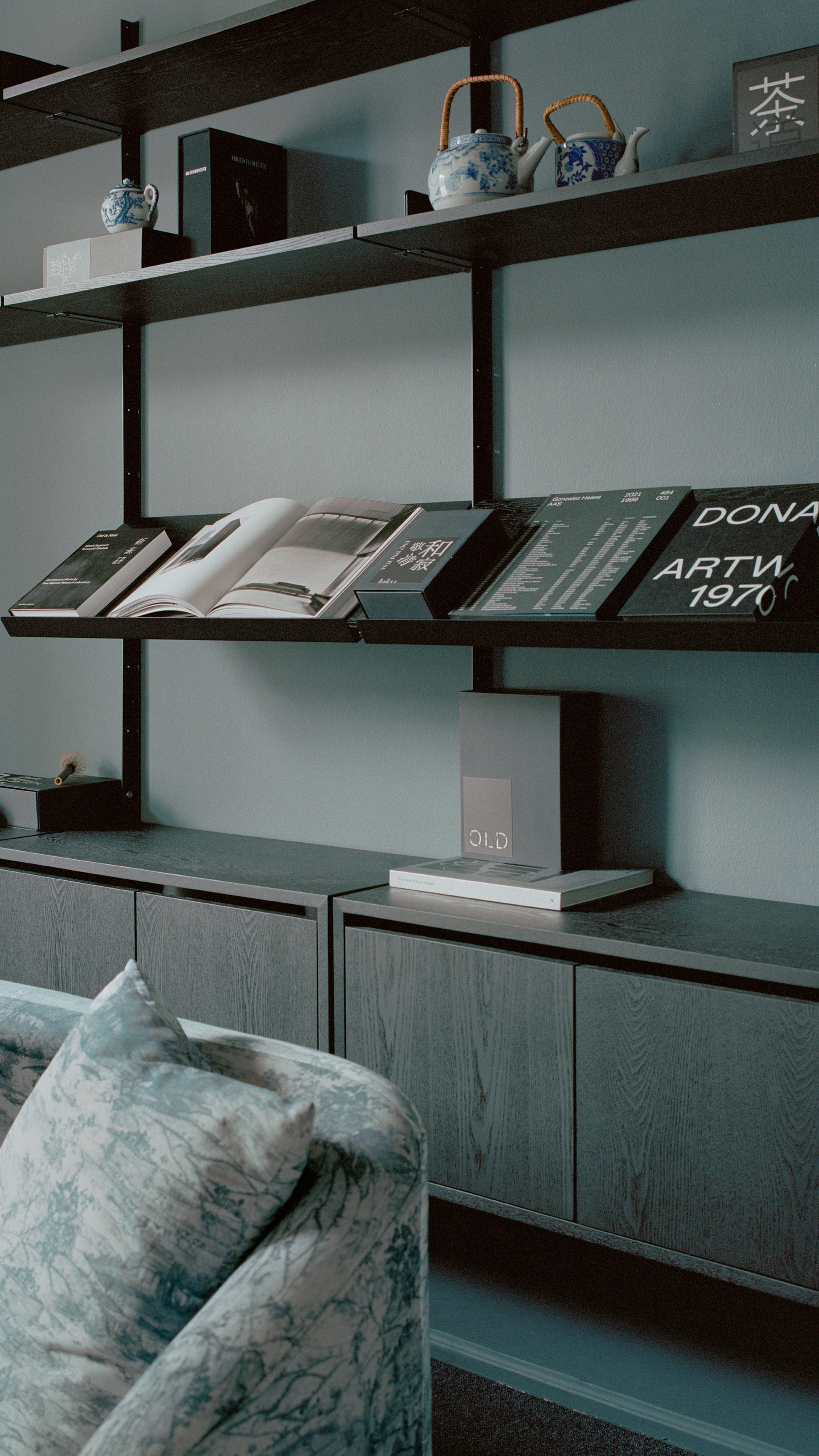 Závesná skrinka s dvierkami NEW WORKS čierny jaseňový dyha