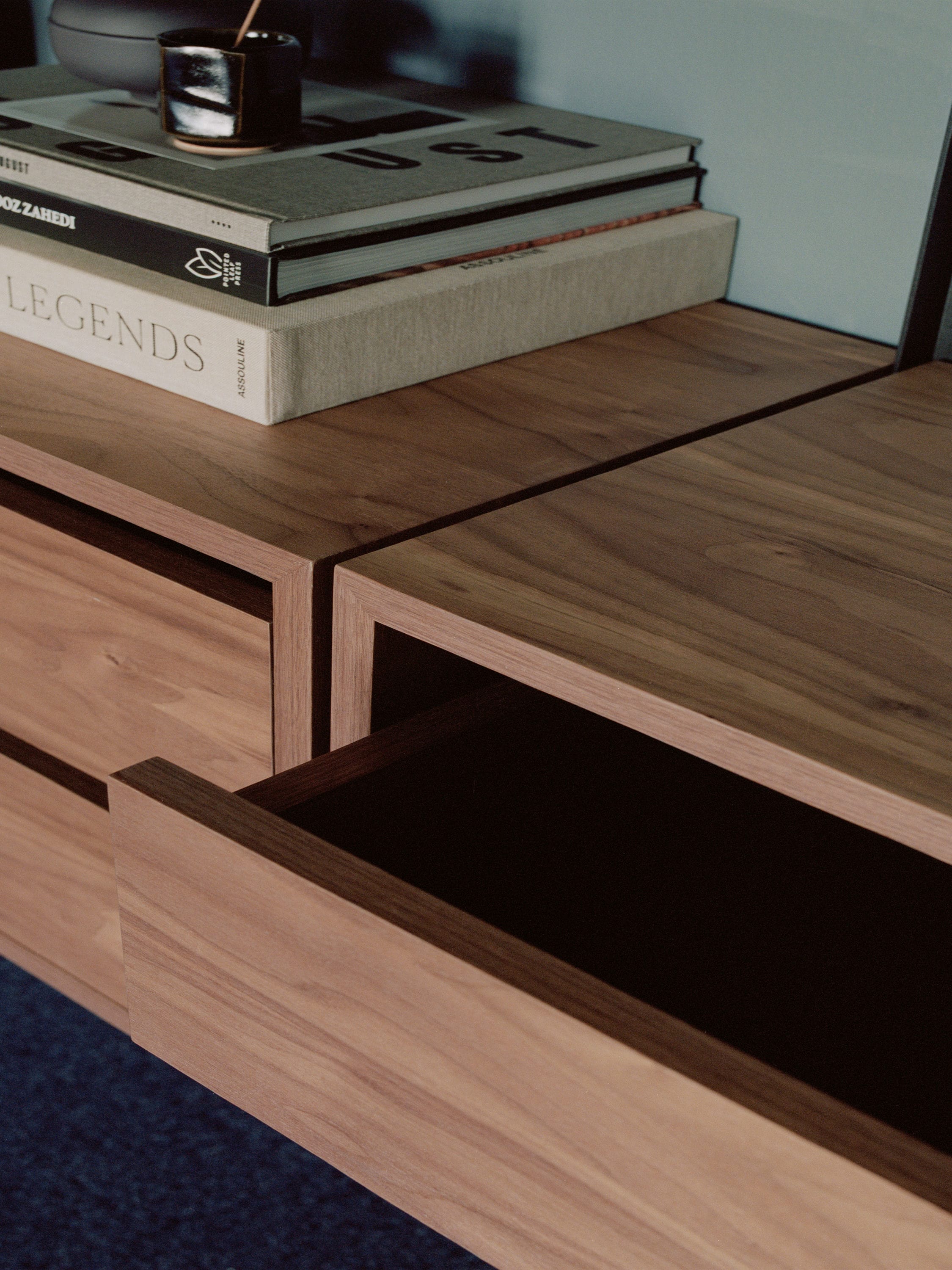 Závesná skrinka so zásuvkami NEW WORKS orechový dyha