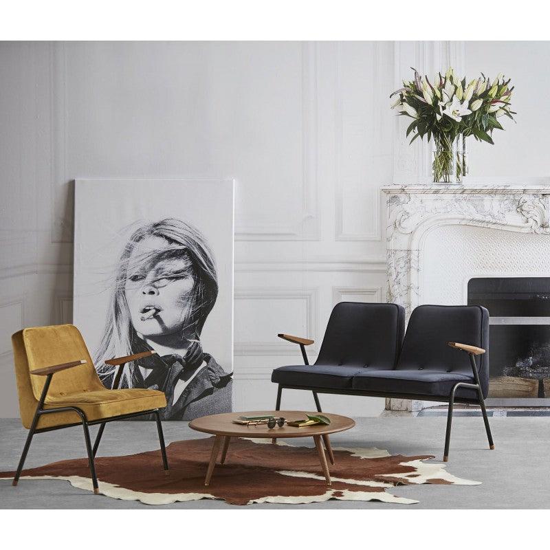 Sofa 2-osobowa 366 METAL beżowy w tkaninie Boucle Creme 366 concept Eye on Design