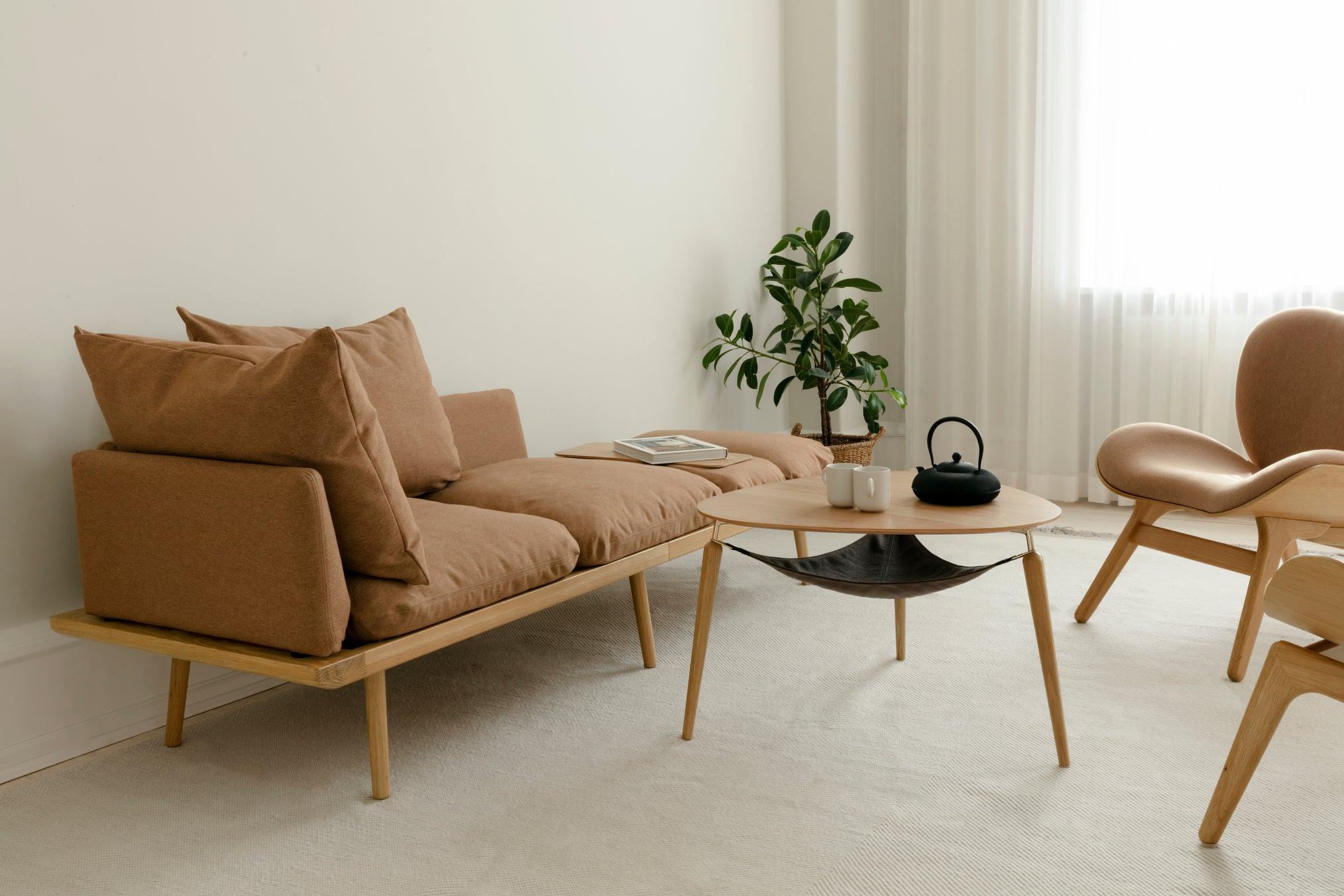 Sofa 3-osobowa LOUNGE AROUND karmelowy z dębem UMAGE Eye on Design