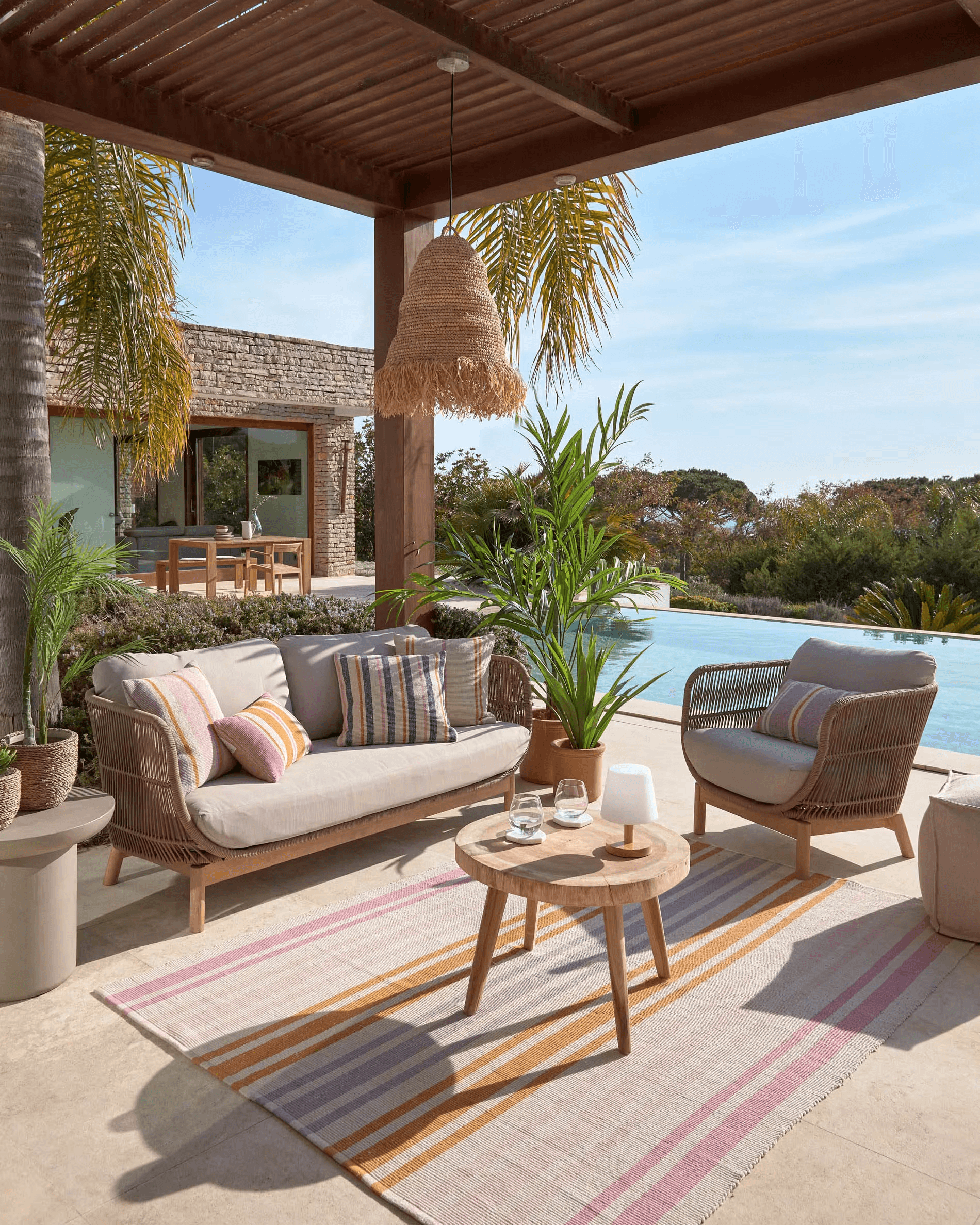 Sofa 3-osobowa zewnętrzna CATALINA beżowy z wykończeniem z litego drewna La Forma Eye on Design