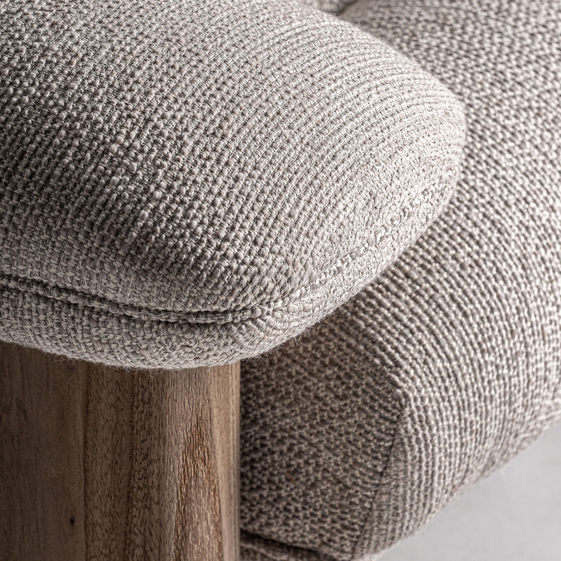 Pohovka s vankúšmi JACQUARD béžová s drevenou základňou