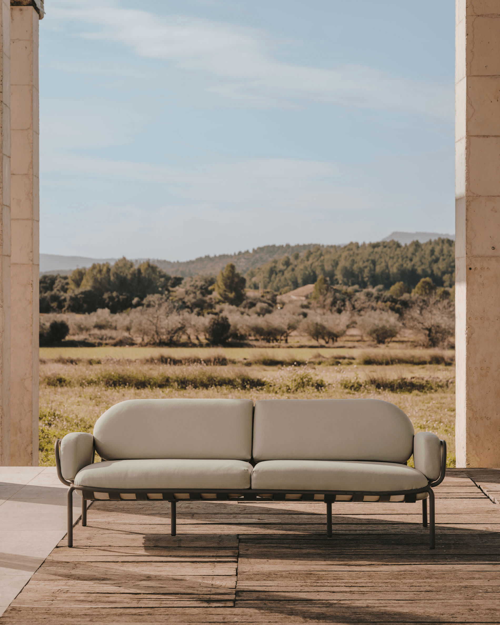 Sofa ogrodowa 3-osobowa JONCOLS beżowy z oliwkową podstawą La Forma Eye on Design