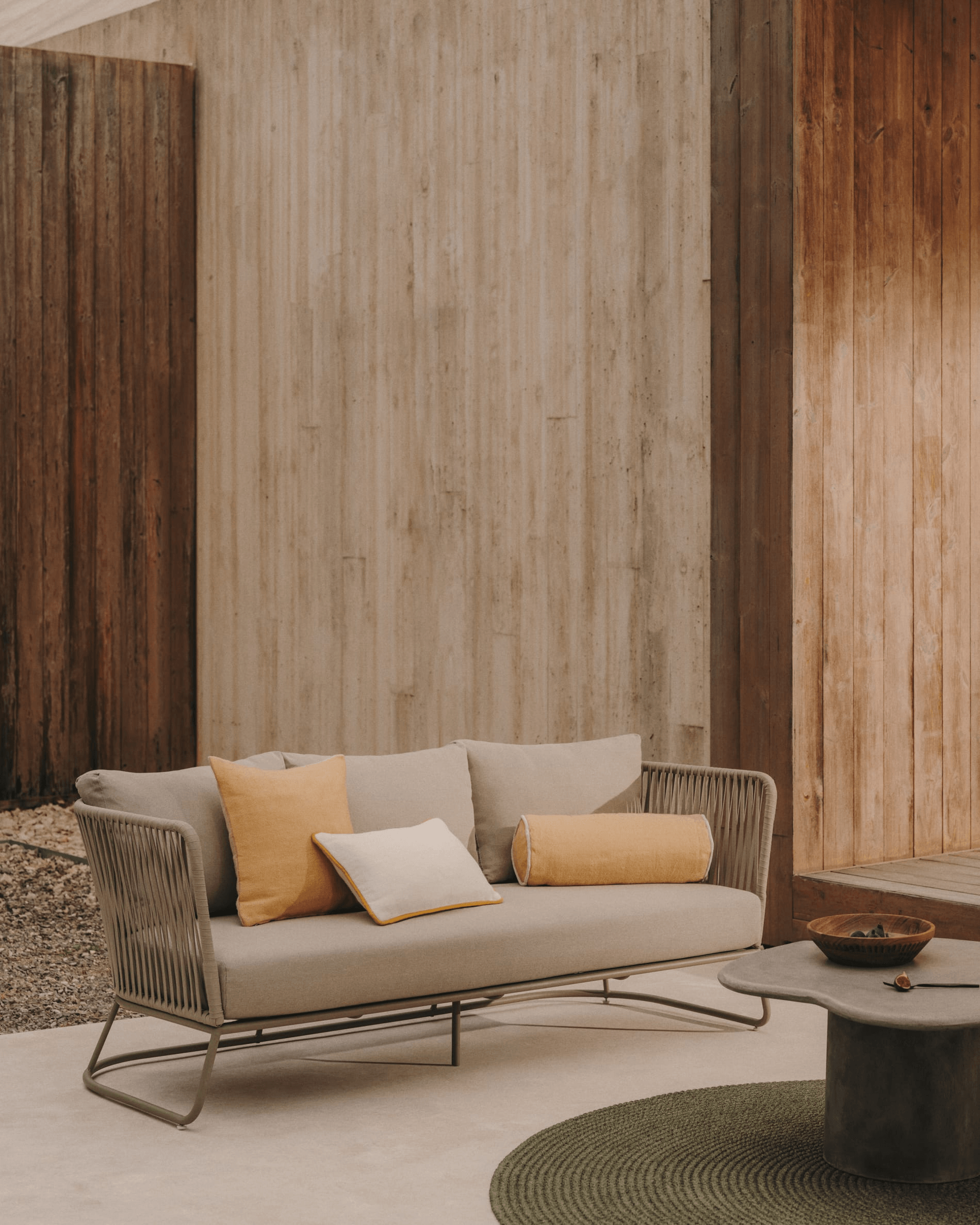 Sofa ogrodowa 3-sobowa SACONCA oliwkowy La Forma Eye on Design