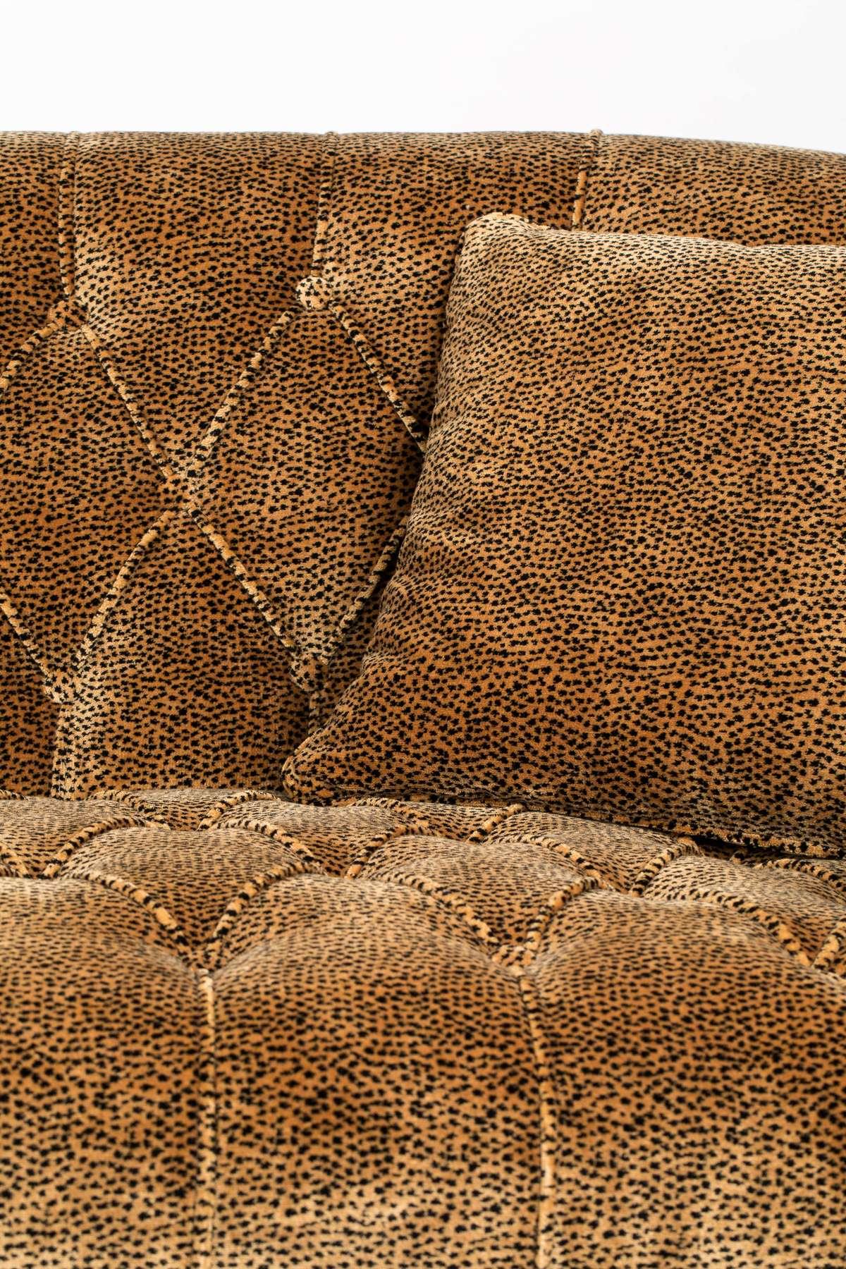 Sofa TOO PRETTY TO SIT ON panterka Bold Monkey Eye on Design