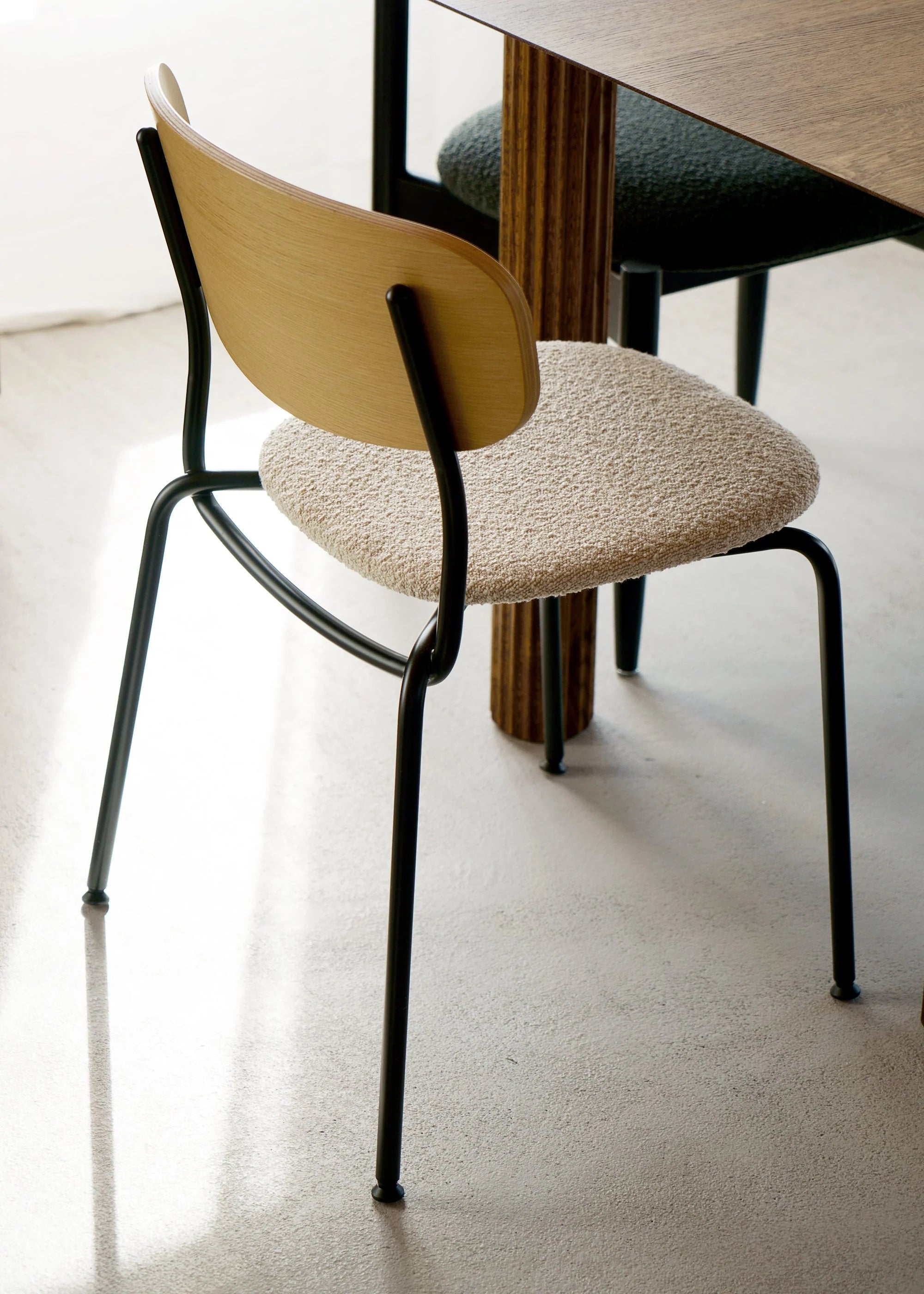 SPLOT SOFT Chair in Oak Wood with Black Base and Sandy Bouclé