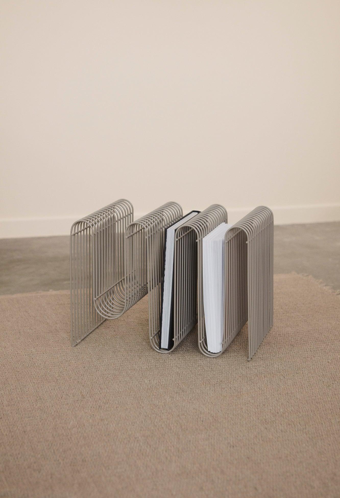 Stojak na czasopisma CURVA taupe AYTM Eye on Design