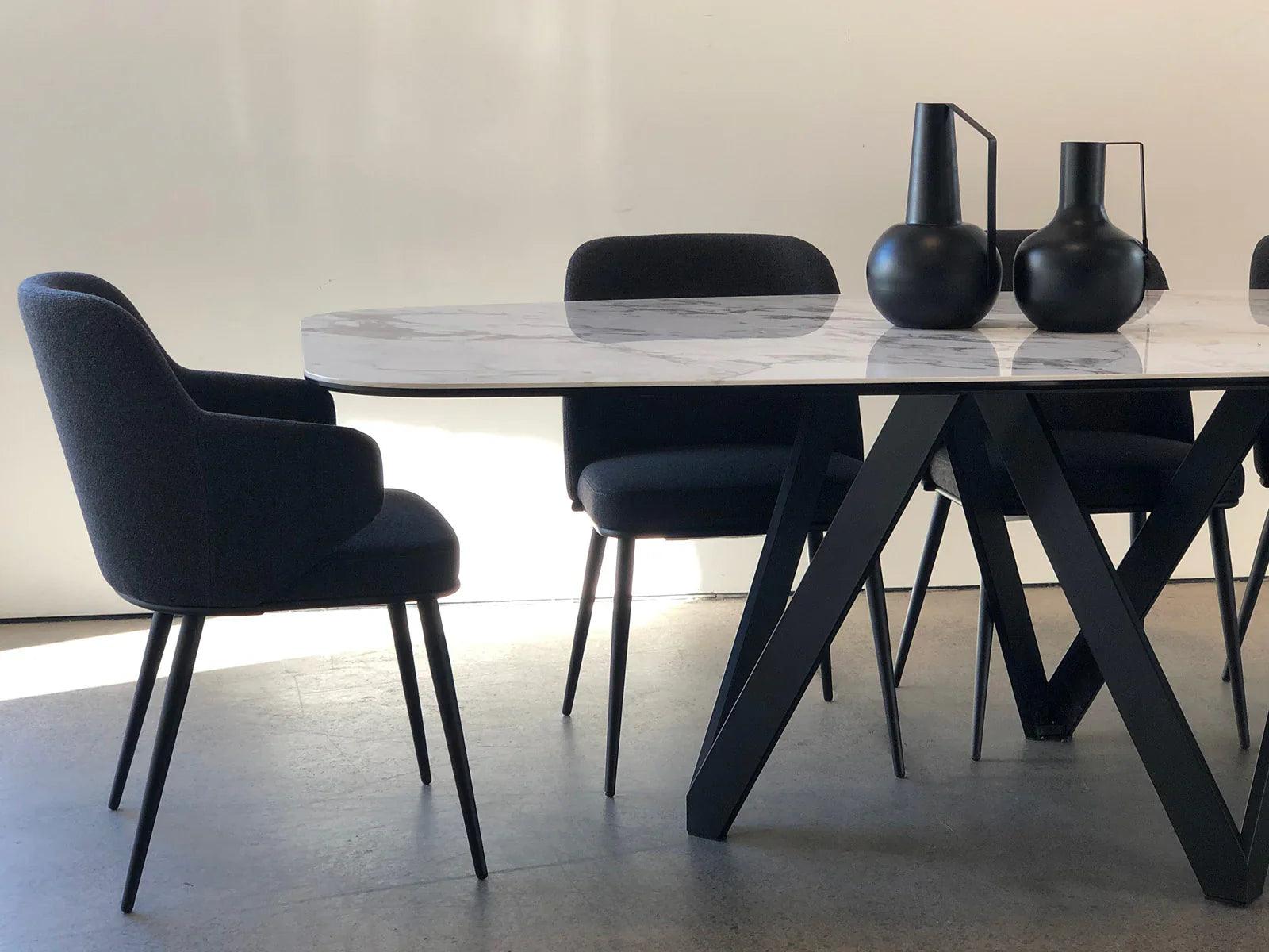 Stół CARTESIO kremowy marmur z metalową podstawą Calligaris Eye on Design