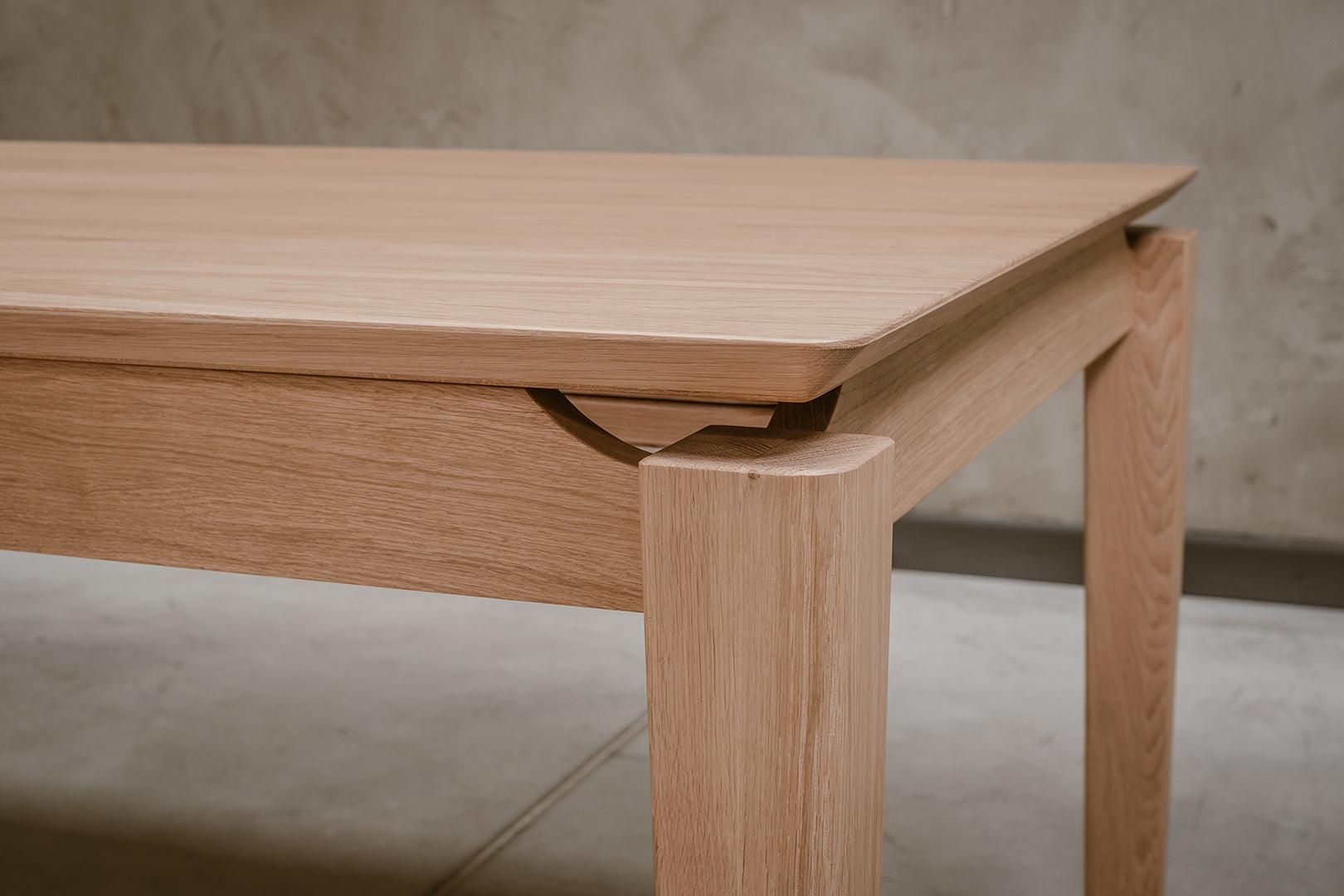 Stół CHAMFER lite drewno Selfia Eye on Design